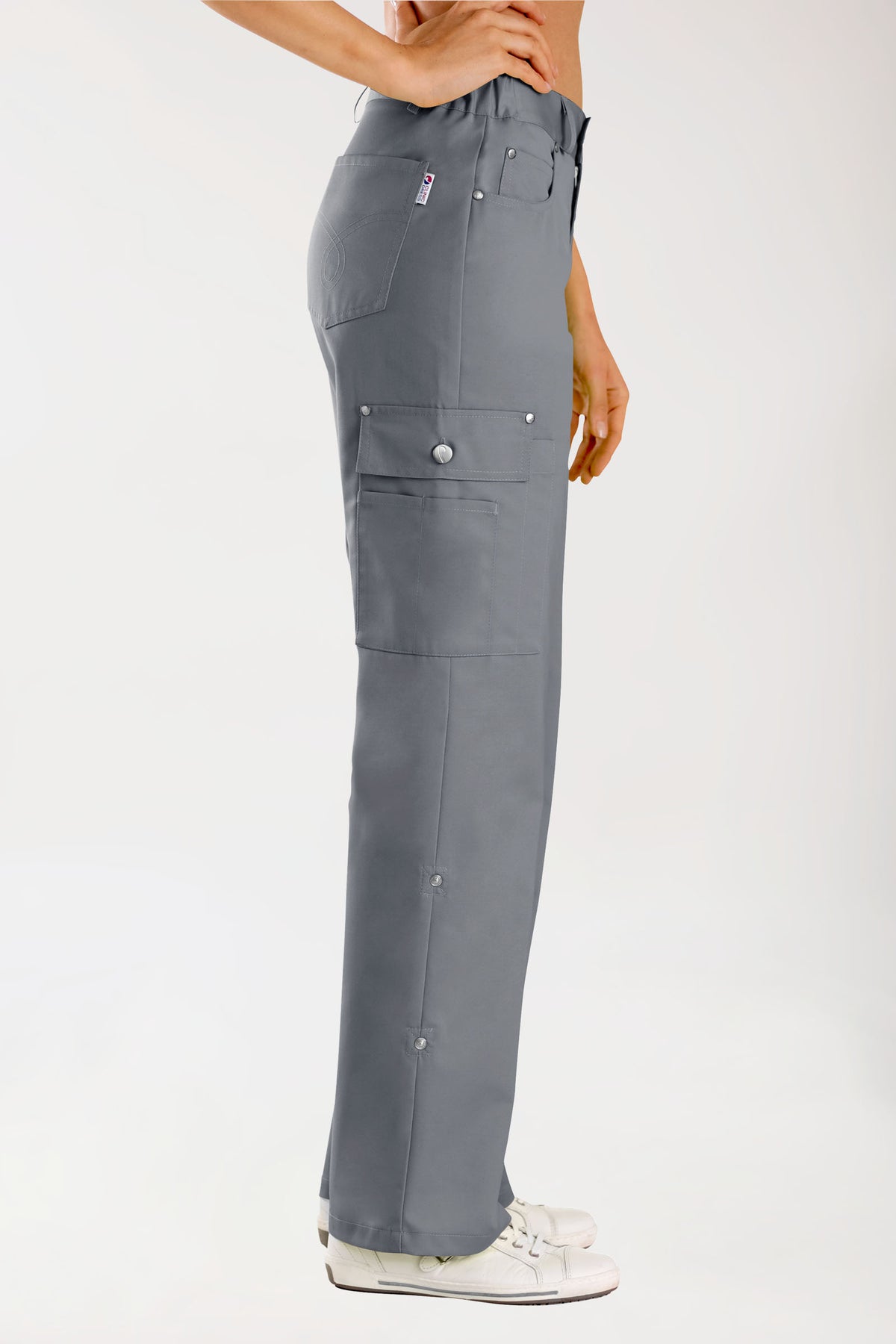 Seitenansicht der grauen JUST STRONG Hose Unisex – 5-Pocket-Cargohose mit Teilgummibund in Steingrau, großer Seitentasche, metallischen Knopfdetails und einem teilweise elastischen Bund.