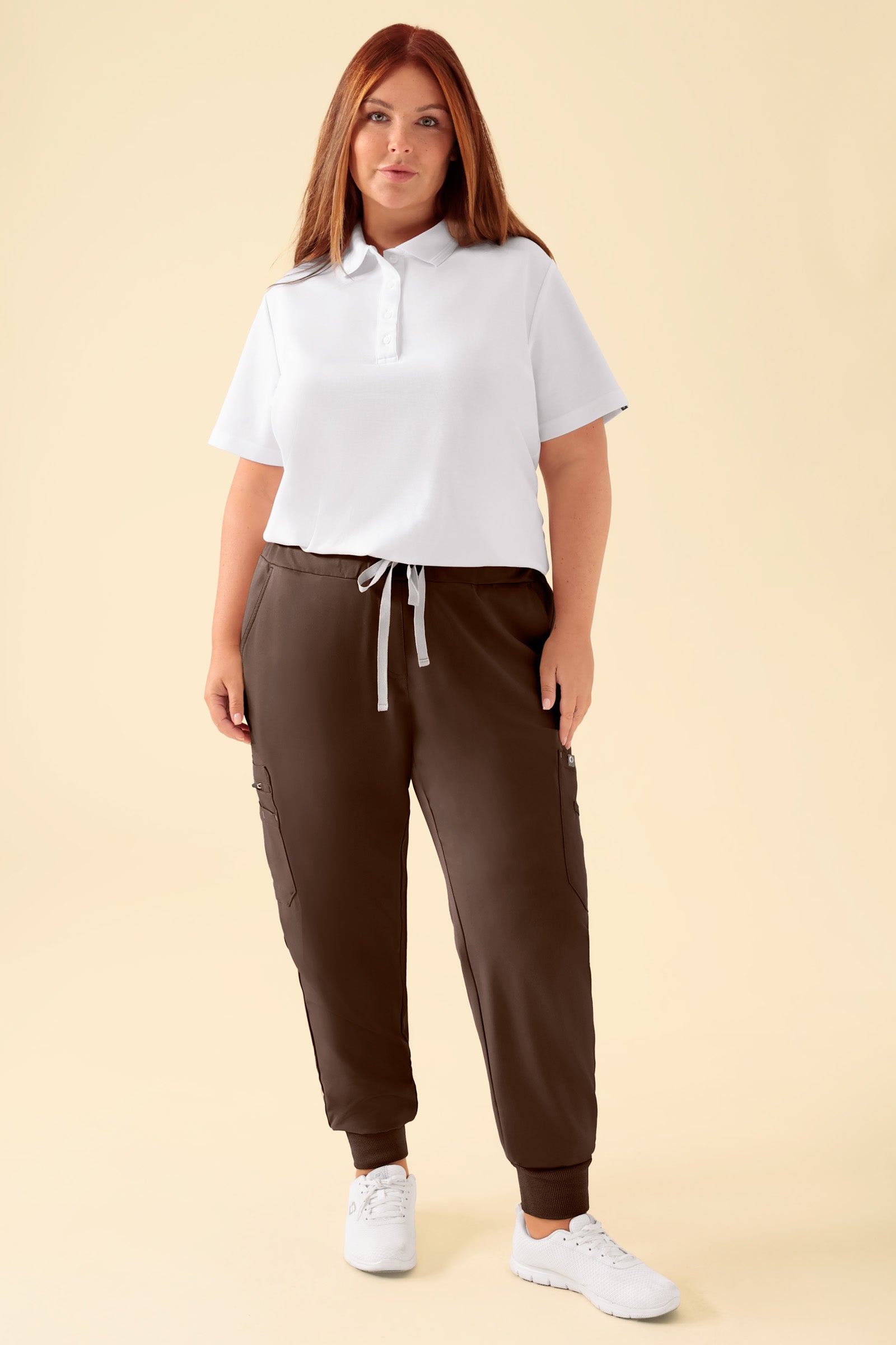 KAERE Hose Damen - Saumbündchen mit Beintaschen coffee, Vorderansicht Das Model ist 173 cm groß und trägt Größe XL