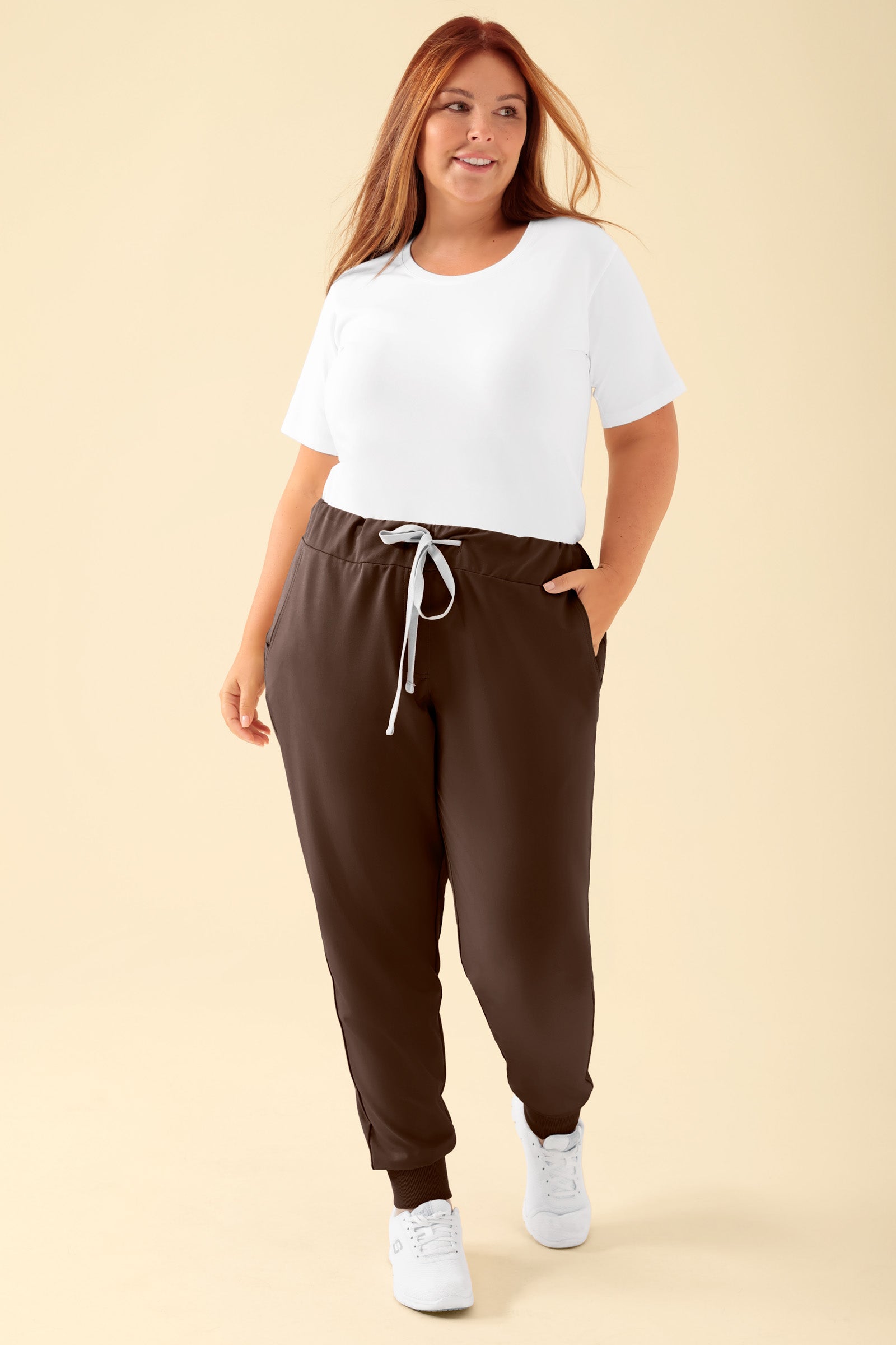 KAERE Hose Damen - Saumbündchen ohne Beintaschen coffee, Vorderansicht Das Model ist 173 cm groß und trägt Größe XL