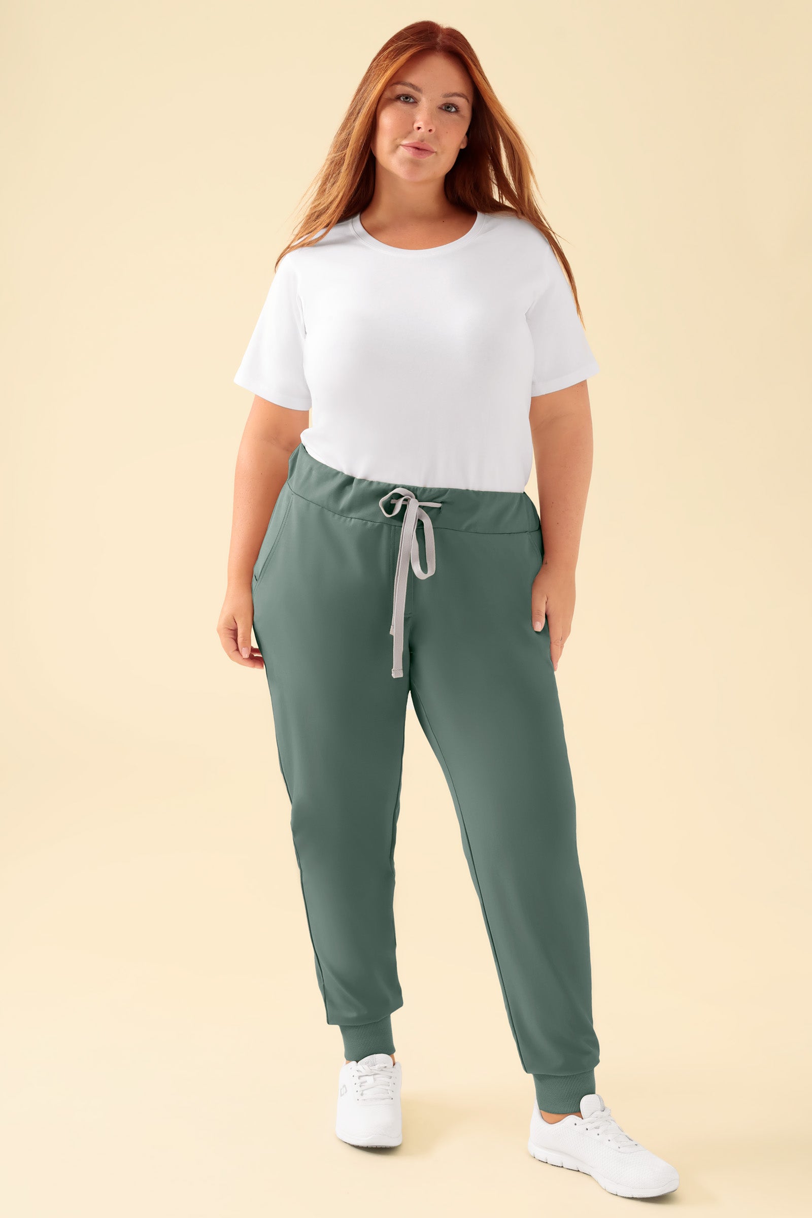 KAERE Hose Damen - Saumbündchen ohne Beintaschen dunkelgrün, Vorderansicht Das Model ist 173 cm groß und trägt Größe XL