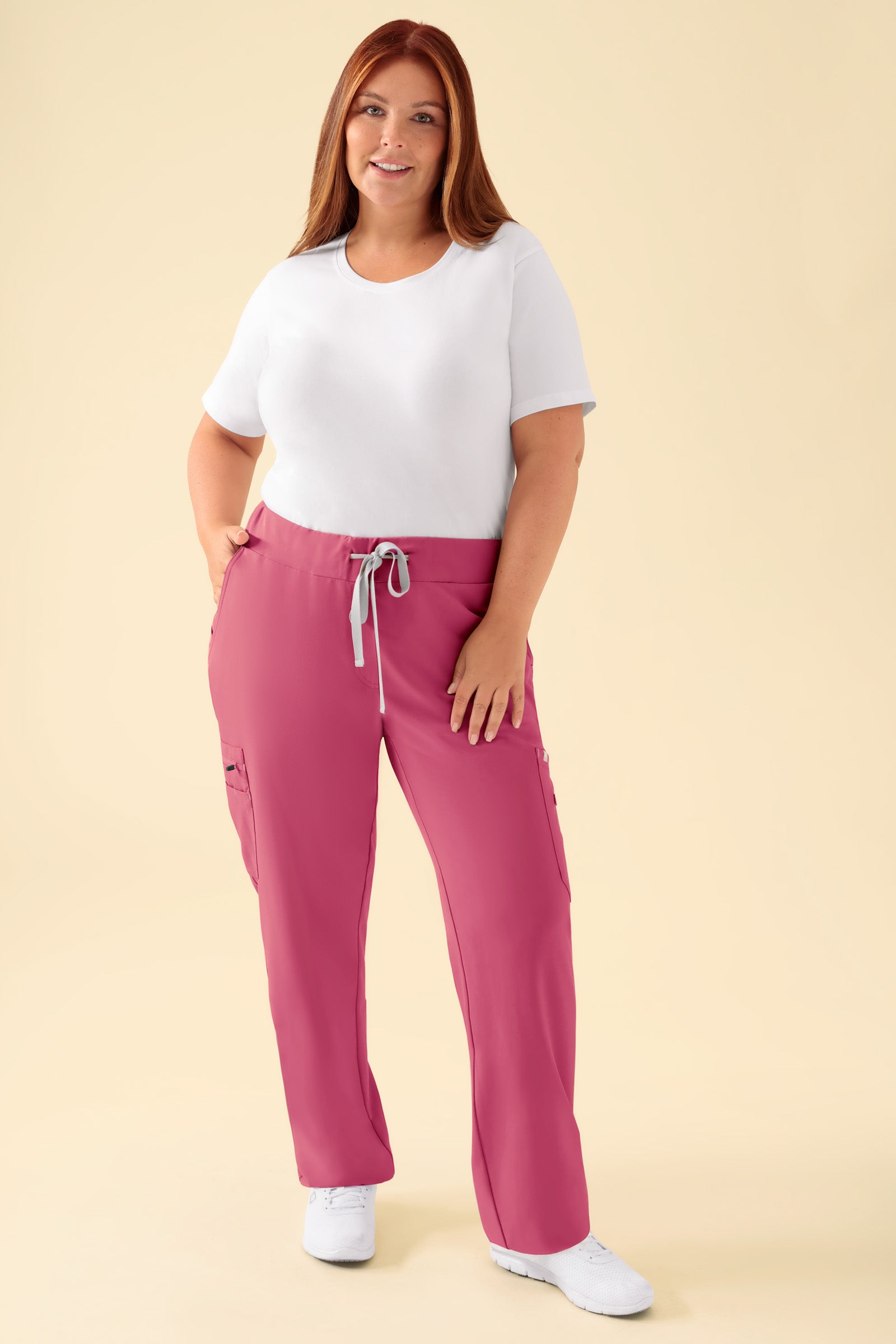 KAERE Hose Damen - gerader Saum mit Beintaschen rosenholz, Vorderansicht Das Model ist 173 cm groß und trägt Größe XL