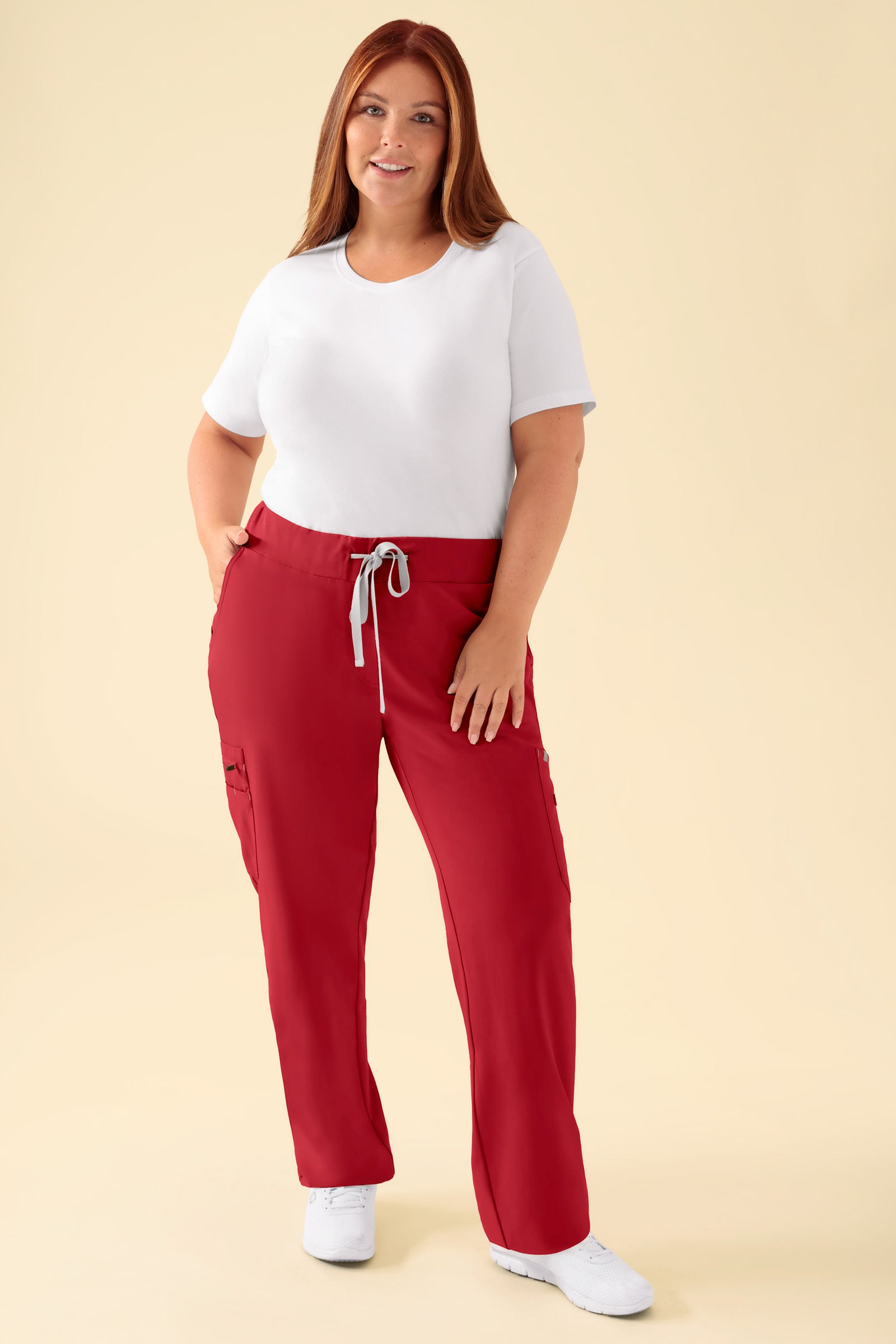 KAERE Hose Damen - gerader Saum mit Beintaschen rot, Vorderansicht Das Model ist 173 cm groß und trägt Größe XL