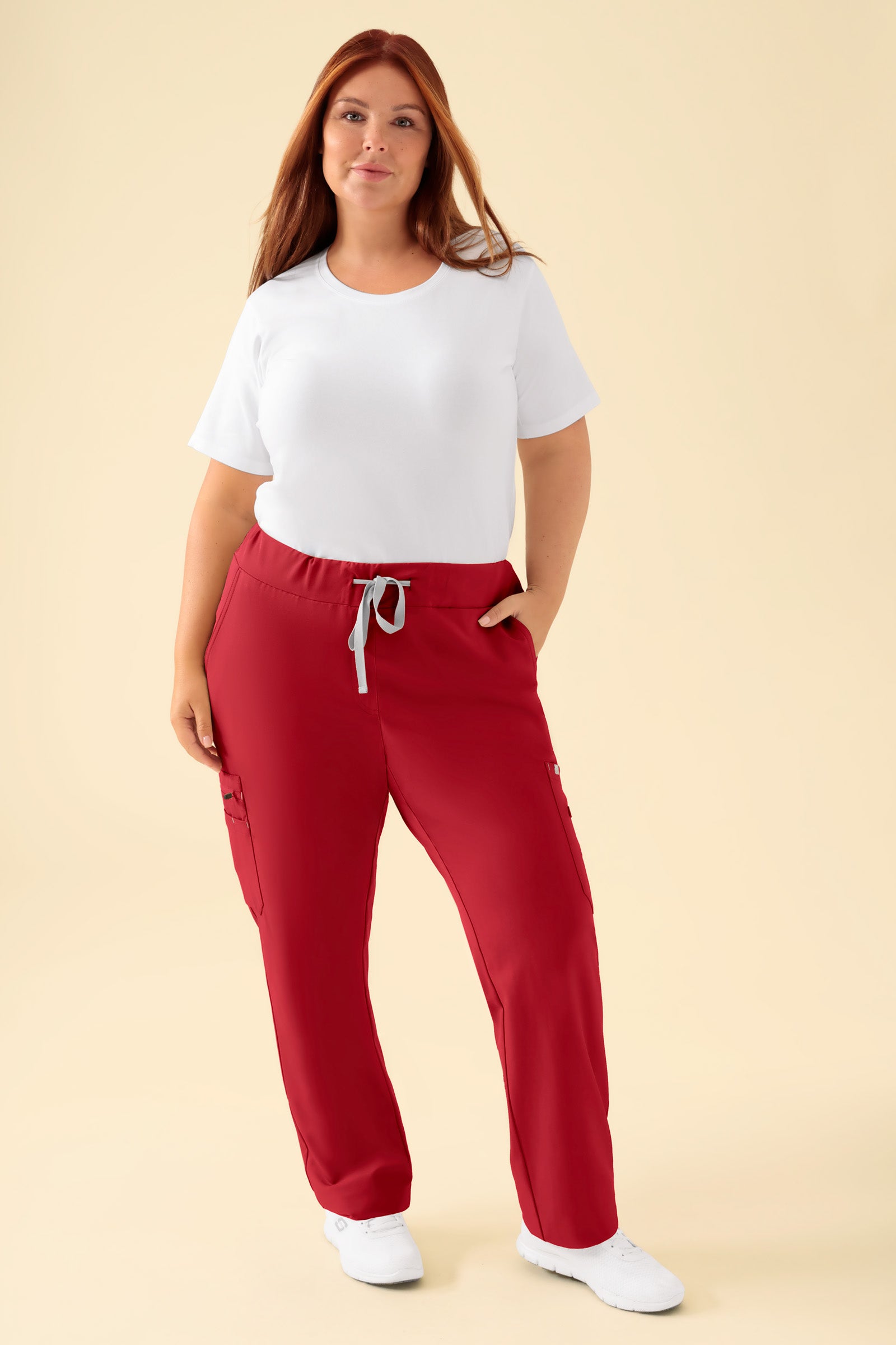 KAERE Hose Damen - gerader Saum mit Beintaschen rot, Vorderansicht Das Model ist 173 cm groß und trägt Größe XL