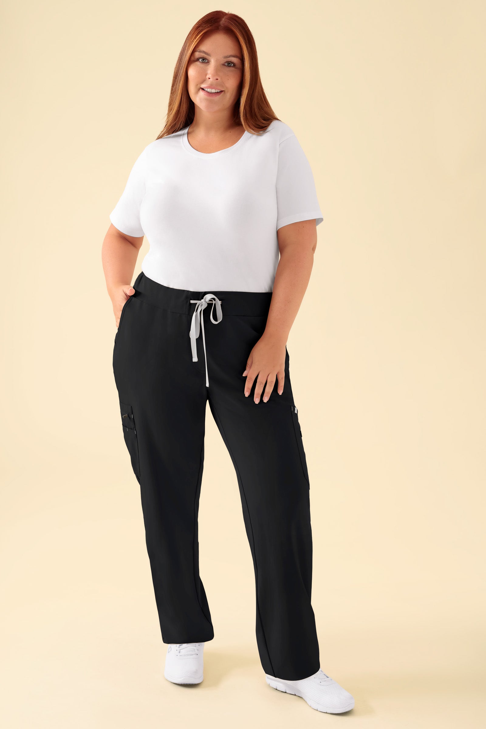 KAERE Hose Damen - gerader Saum mit Beintaschen schwarz, Vorderansicht Das Model ist 173 cm groß und trägt Größe XL