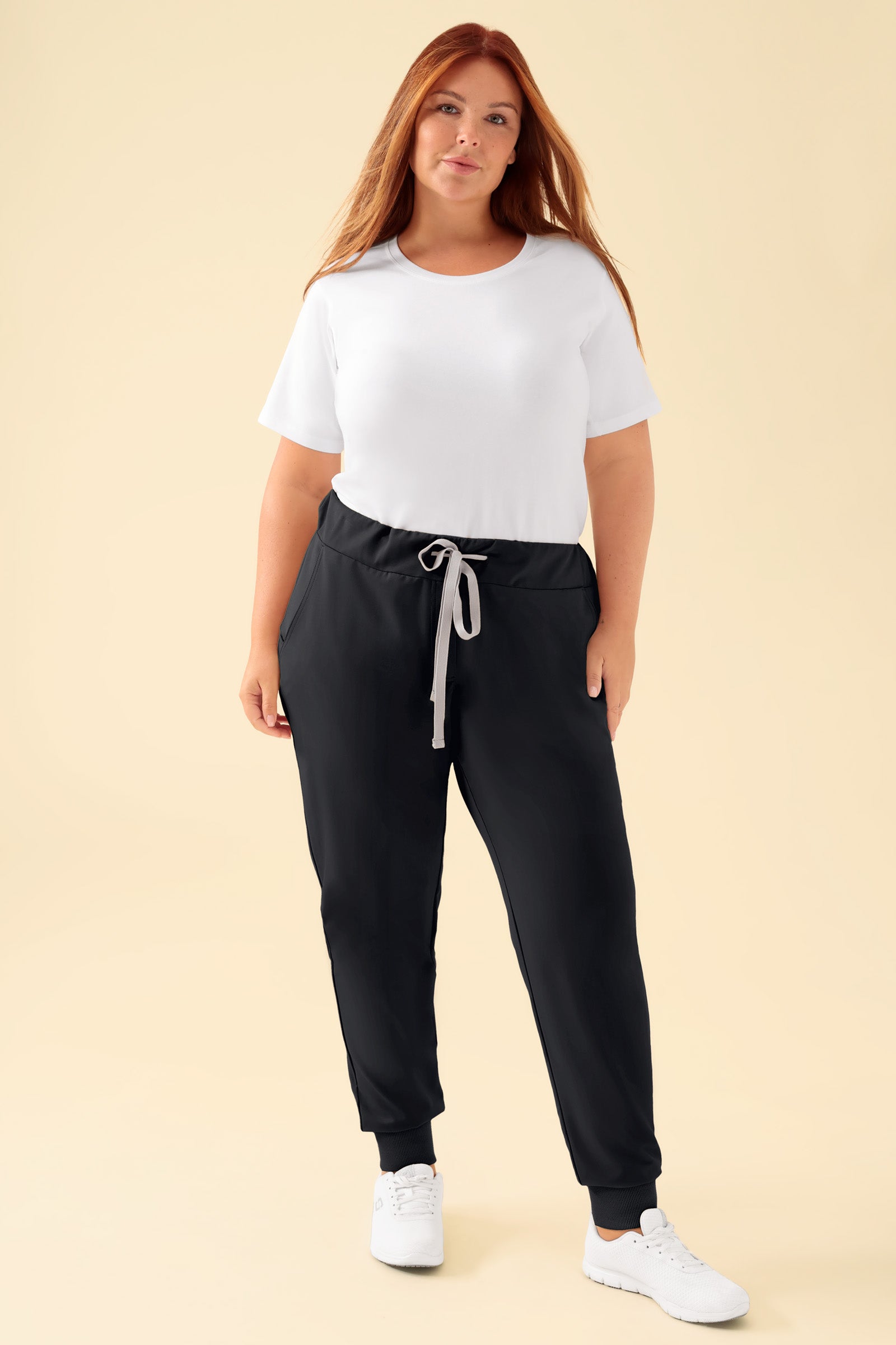 KAERE Hose Damen - Saumbündchen ohne Beintaschen schwarz, Vorderansicht Das Model ist 173 cm groß und trägt Größe XL
