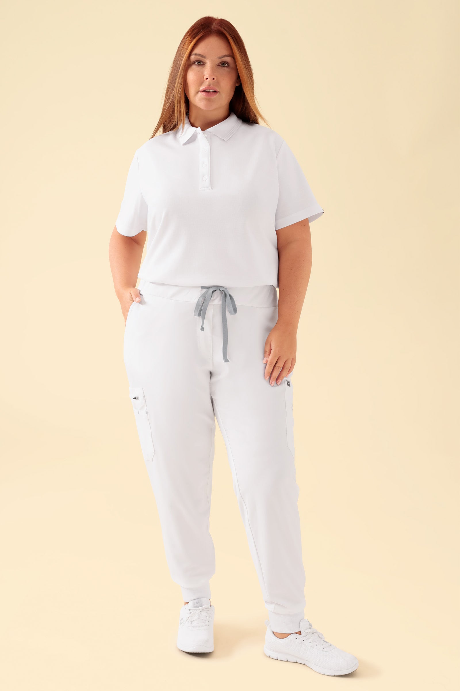KAERE Hose Damen - Saumbündchen mit Beintaschen weiß, Vorderansicht Das Model ist 173 cm groß und trägt Größe XL