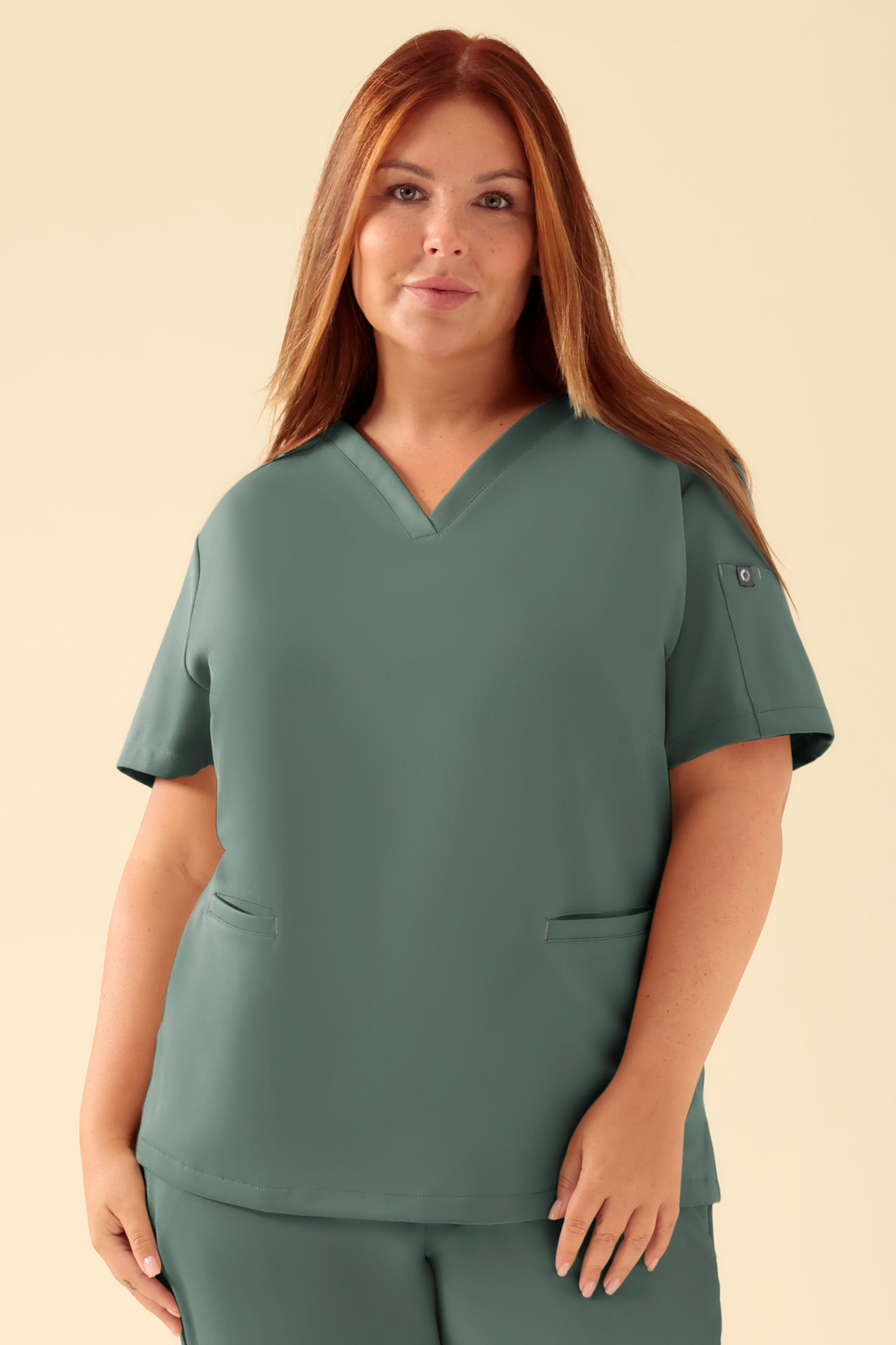 KAERE Schlupfkasack Damen - V-Ausschnitt dunkelgrün, Vorderansicht Das Model ist 173 cm groß und trägt Größe XL