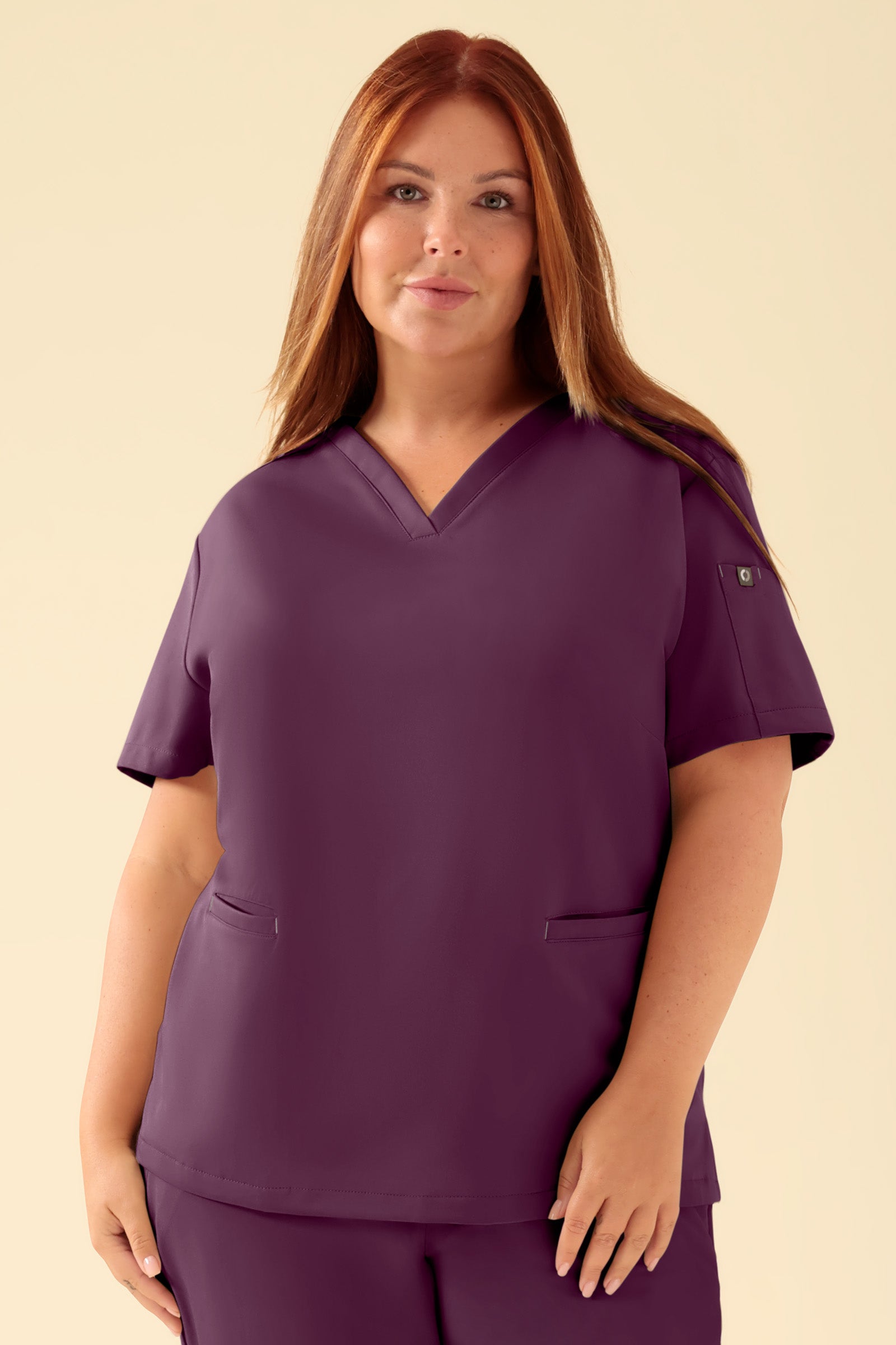 KAERE Schlupfkasack Damen - V-Ausschnitt pflaume, Vorderansicht Das Model ist 173 cm groß und trägt Größe XL