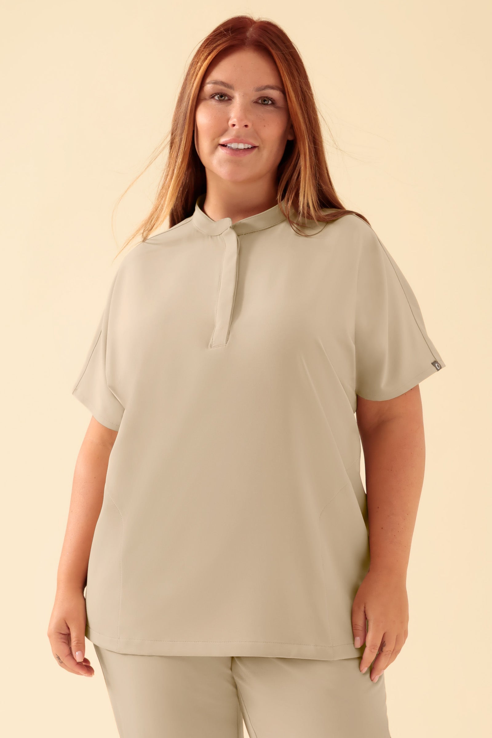 KAERE Schlupfkasack Damen - Stehkragen sand, Vorderansicht Das Model ist 173 cm groß und trägt Größe XL