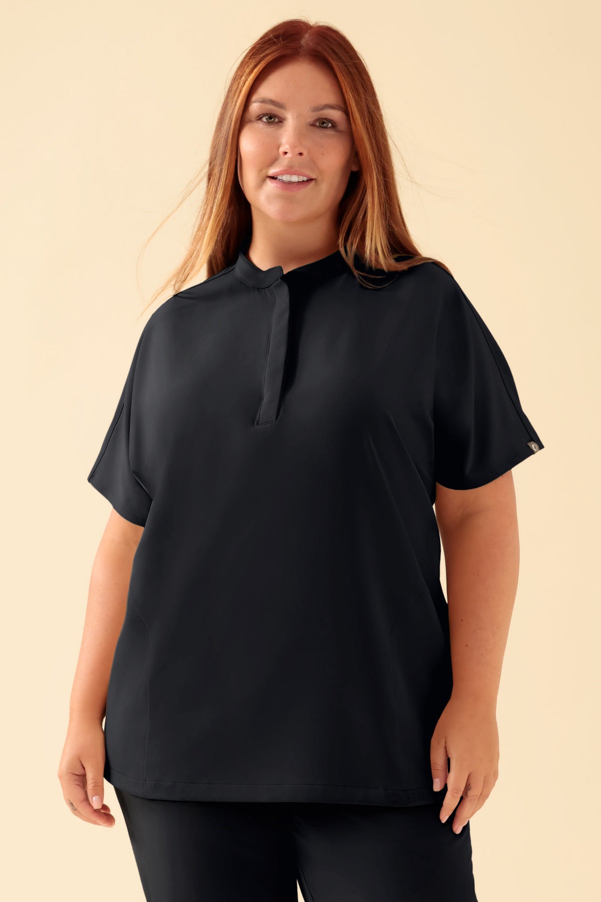 KAERE Schlupfkasack Damen - Stehkragen schwarz, Vorderansicht Das Model ist 173 cm groß und trägt Größe XL