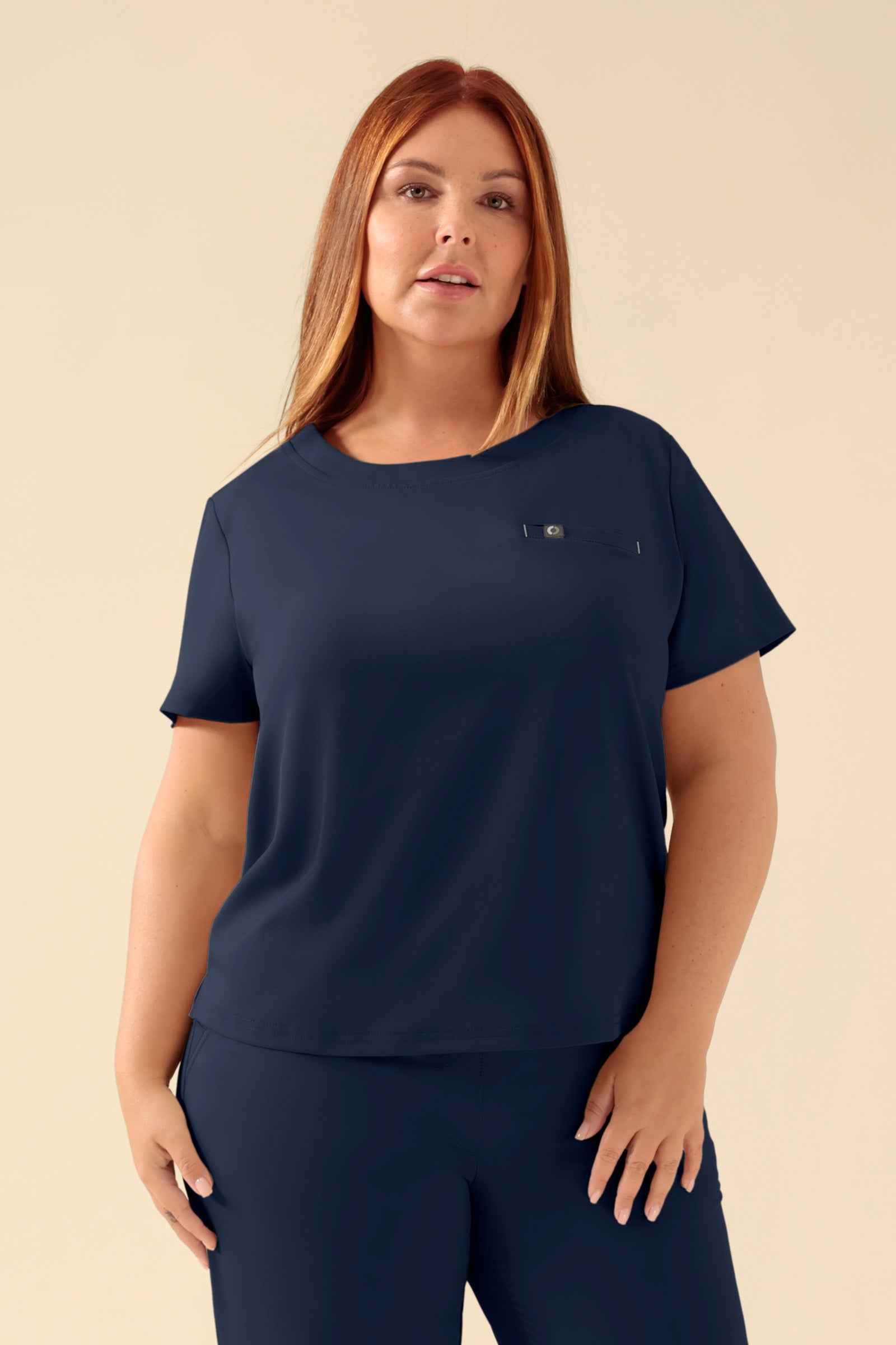 KAERE Shirt Damen - Rundhalsausschnitt navy, Vorderansicht Das Model ist 173 cm groß und trägt Größe XL