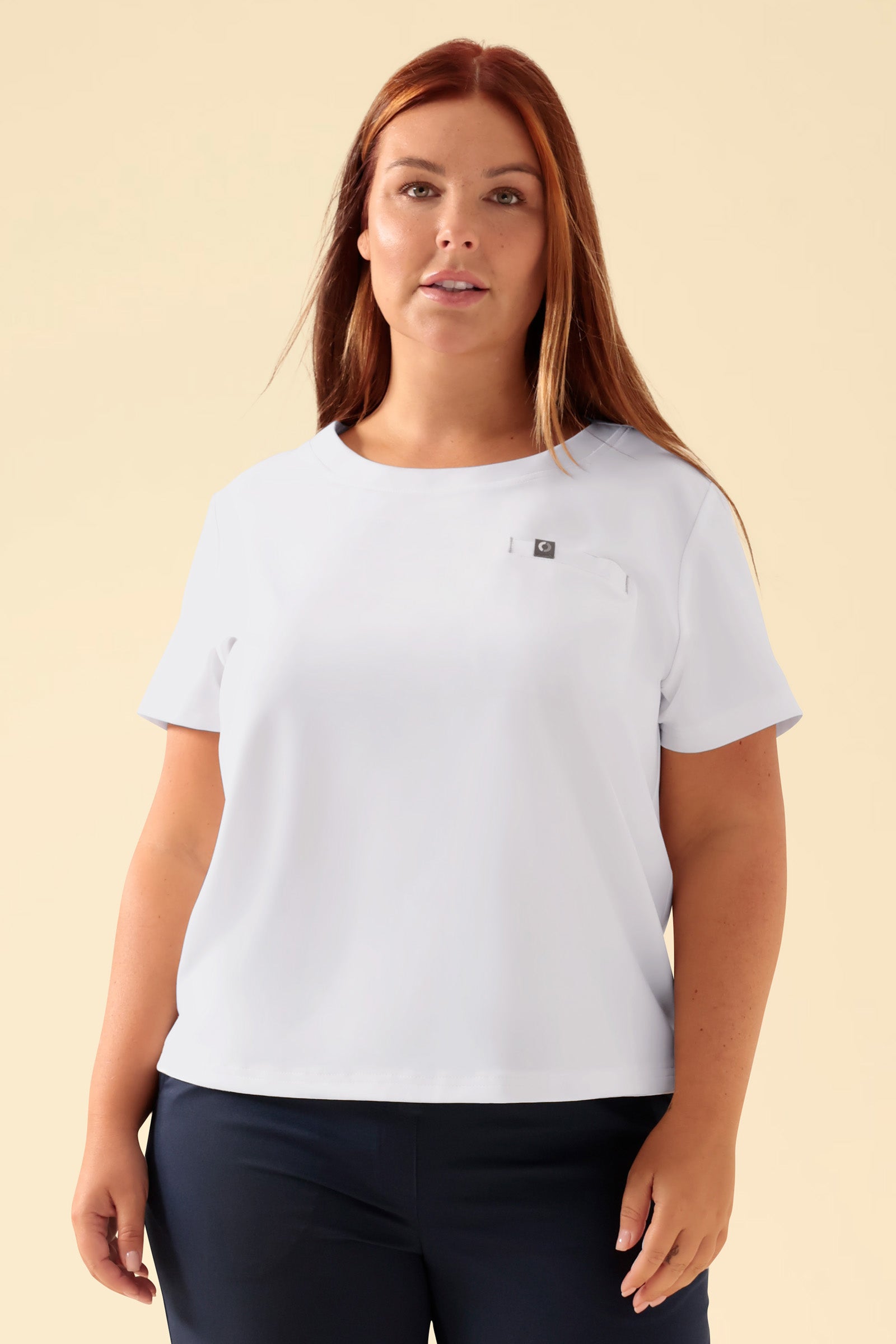 KAERE Shirt Damen - Rundhalsausschnitt weiß, Vorderansicht Das Model ist 173 cm groß und trägt Größe XL