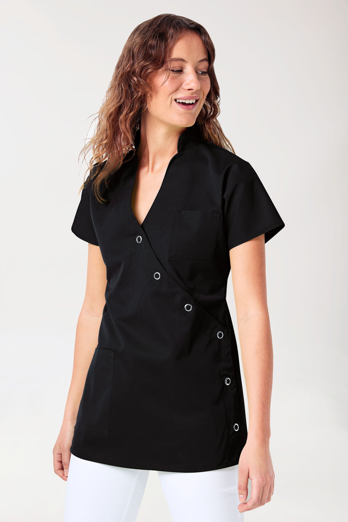 Eine schwarze, kurzärmelige Tunika JUST STRONG Kasack für Damen mit Stehkragen, diagonalem Druckknopfverschluss und einer Brusttasche.