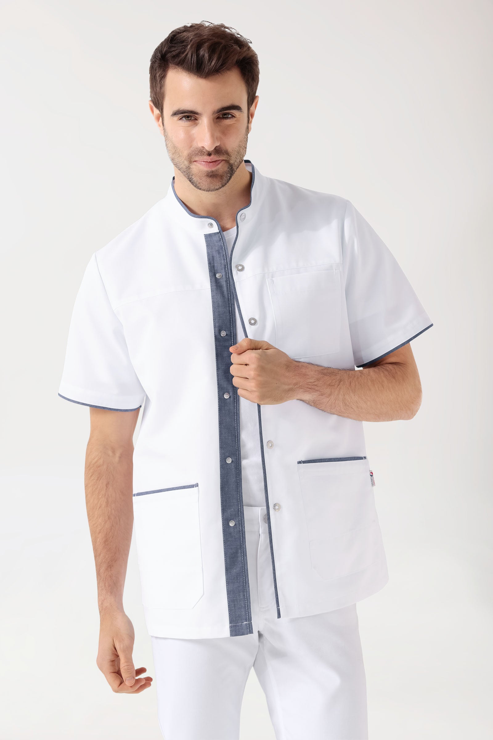 Beauty Kasack Herren - durchgeknöpft weiß/jeansblau, Vorderansicht