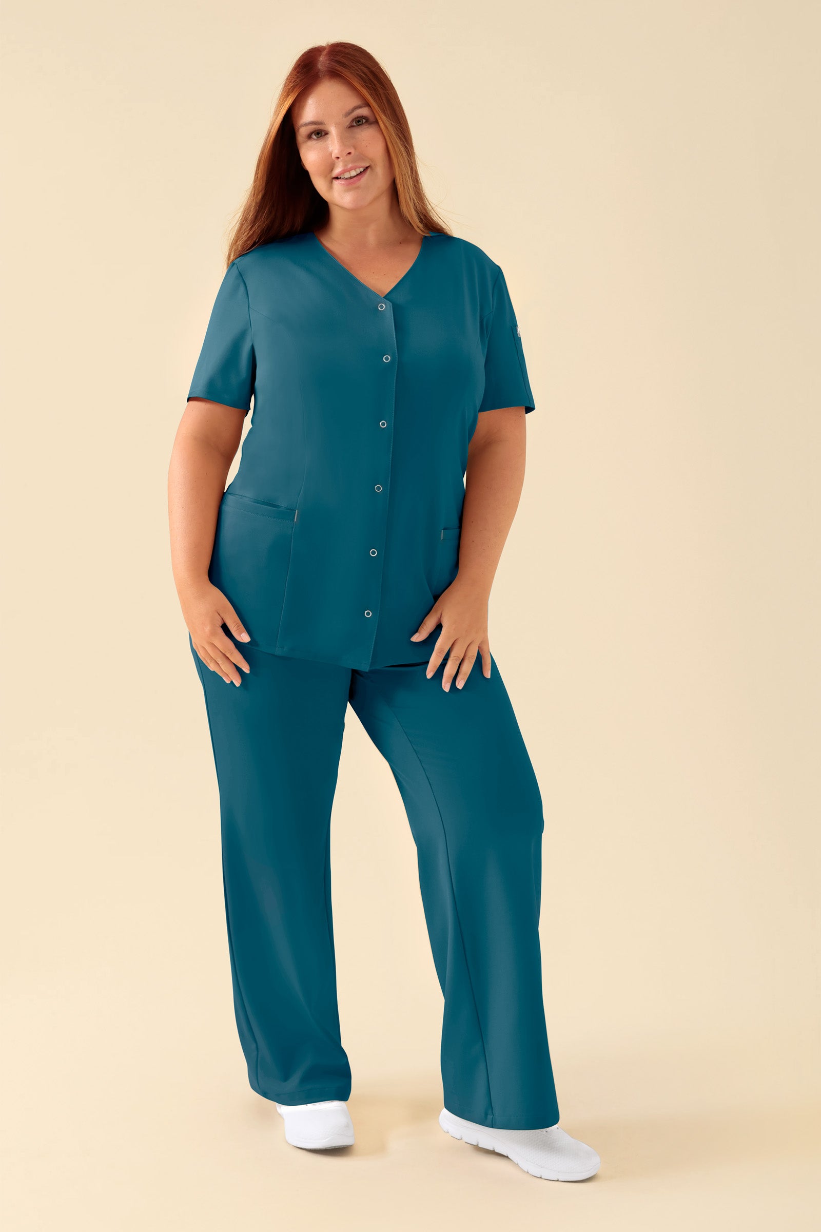 KAERE Kasack Damen - durchgeknöpft petrol, Vorderansicht Das Model ist 173 cm groß und trägt Größe XL