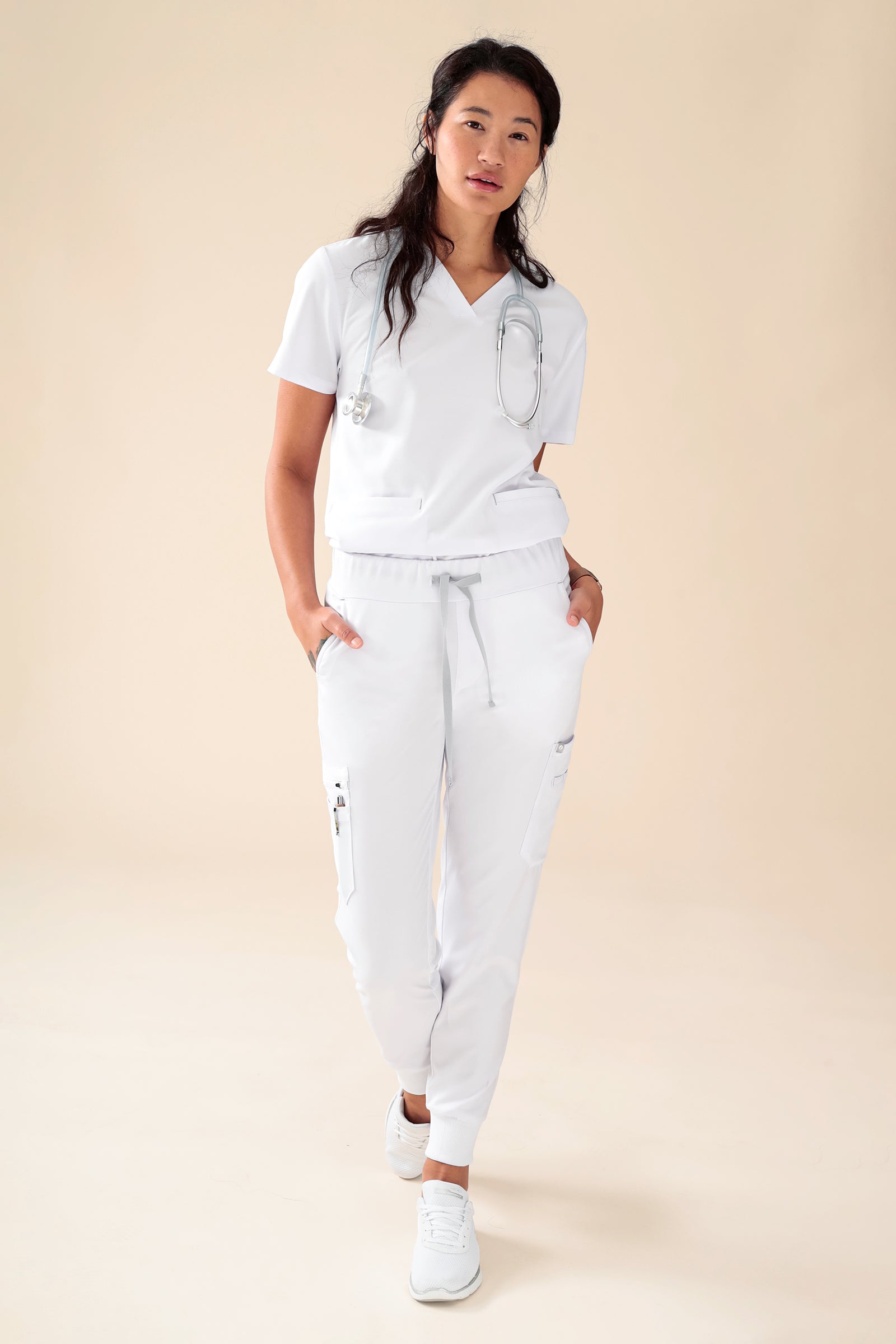 KAERE Schlupfkasack Damen - V-Ausschnitt weiß, Vorderansicht Das Model ist 174 cm groß und trägt Größe S