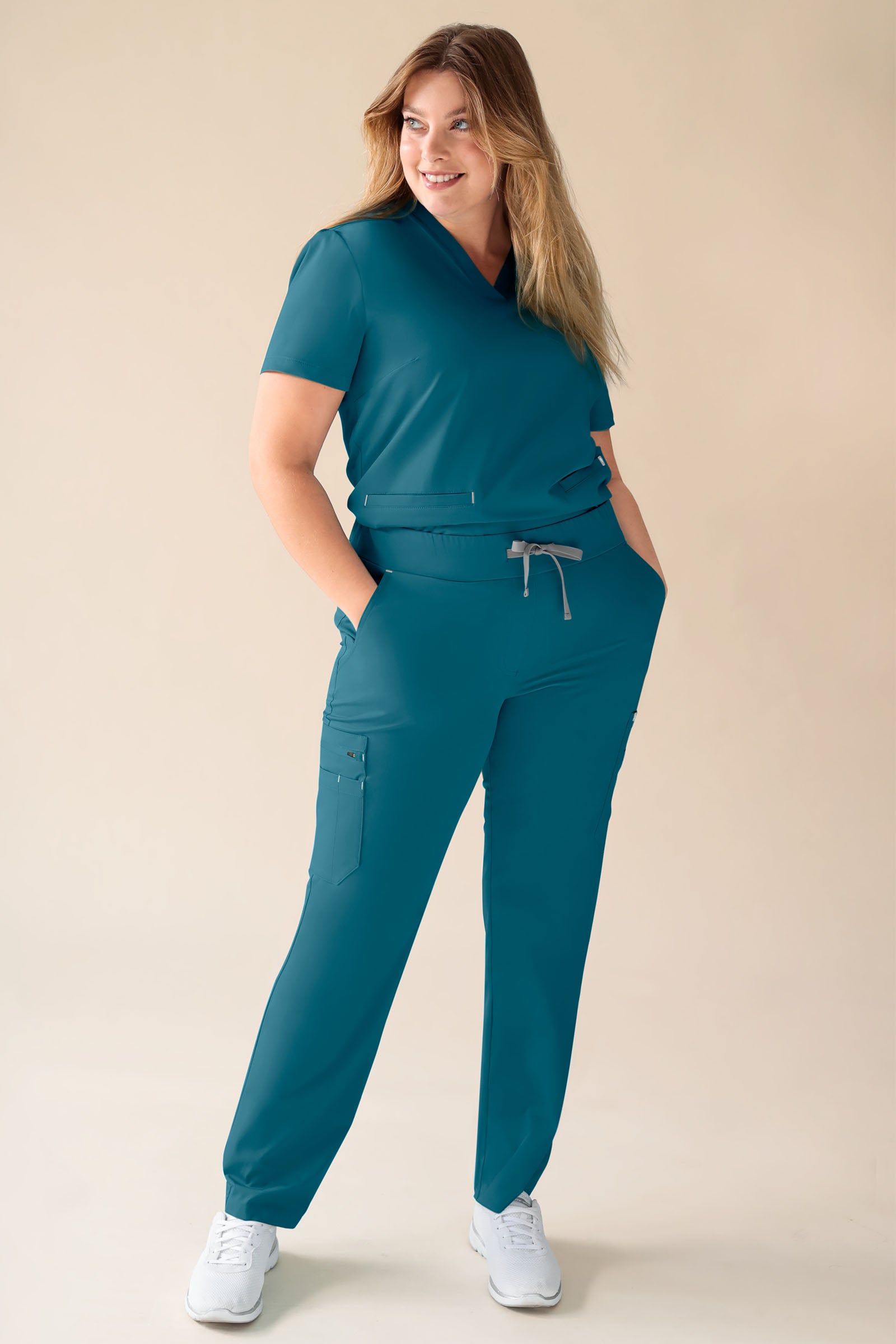 KAERE Hose Damen - gerader Saum mit Beintaschen petrol, Vorderansicht Das Model ist 174 cm groß und trägt Größe XL