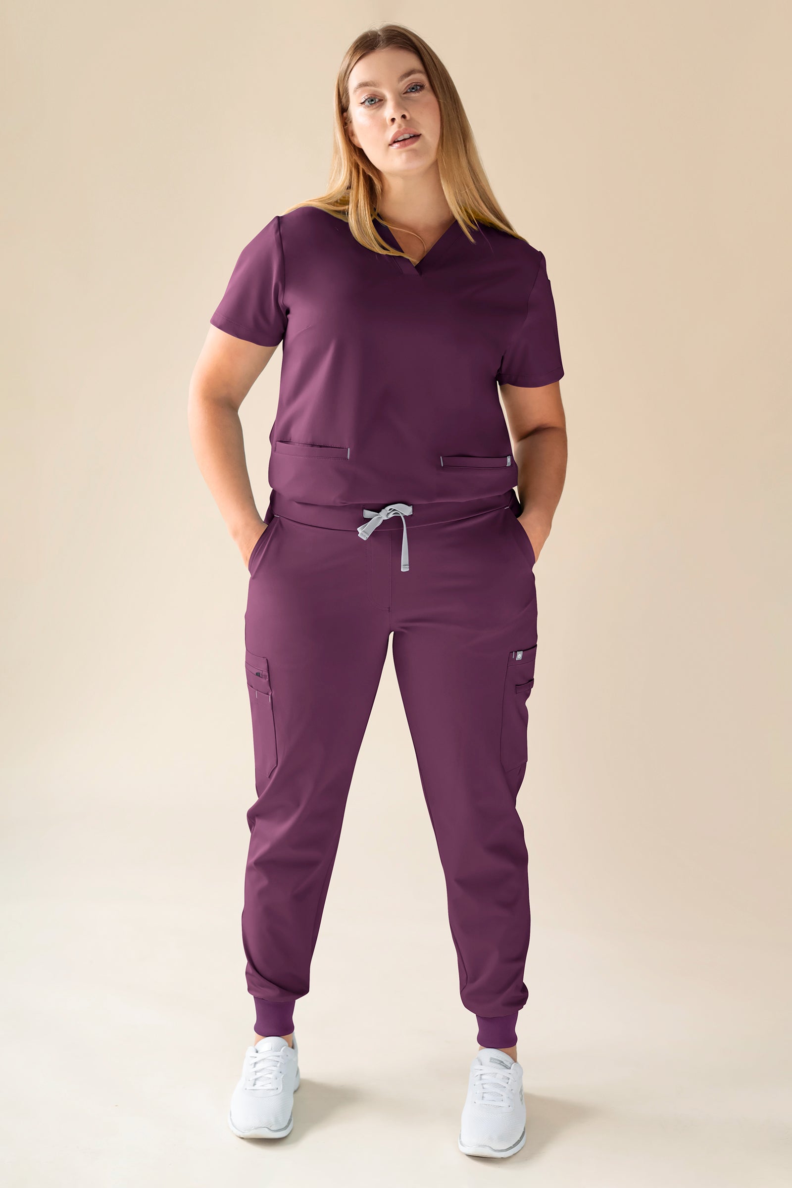 KAERE Schlupfkasack Damen - V-Ausschnitt pflaume, Vorderansicht Das Model ist 174 cm groß und trägt Größe XL