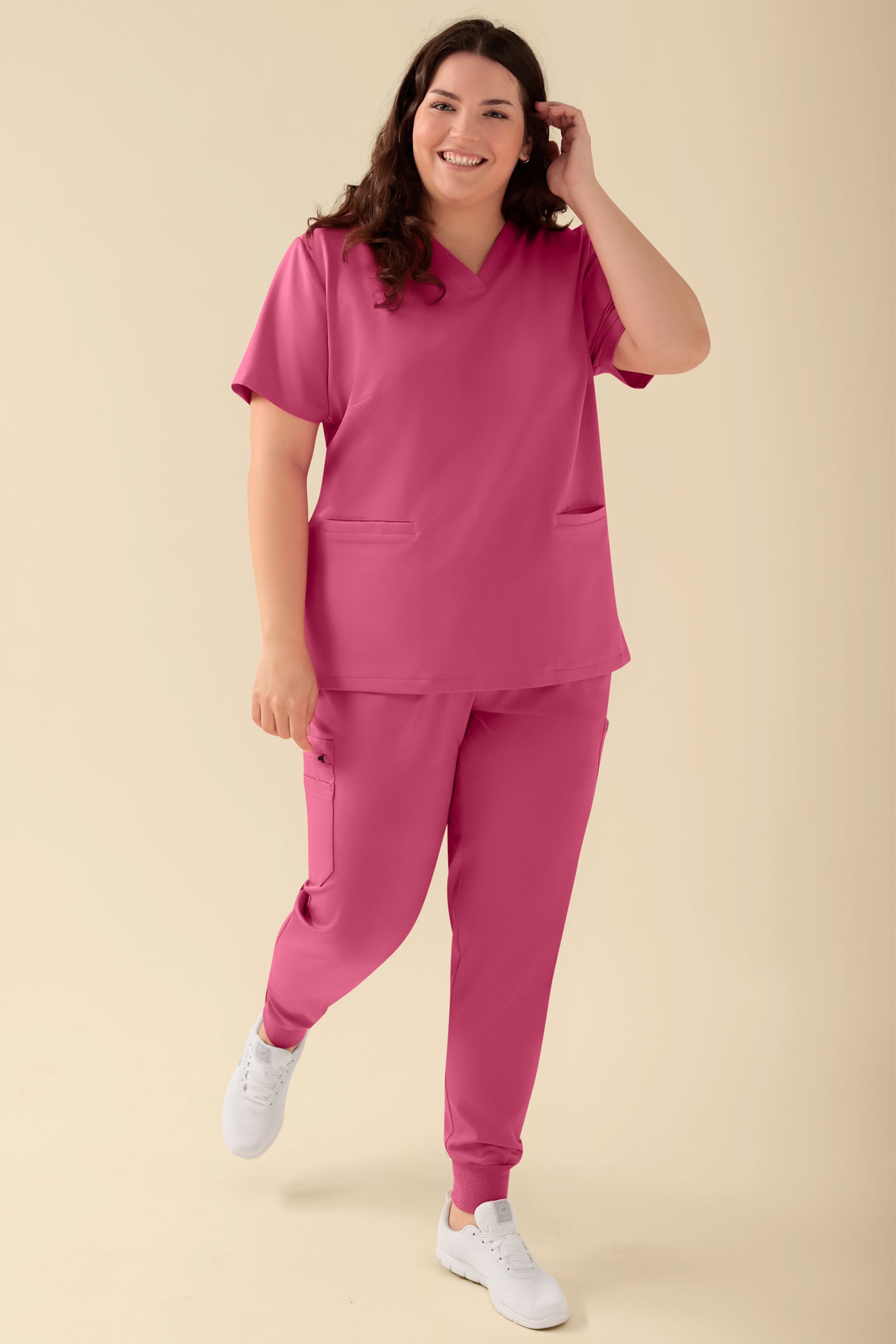 KAERE Schlupfkasack Damen - V-Ausschnitt rosenholz, Vorderansicht Das Model ist 174 cm groß und trägt Größe XL