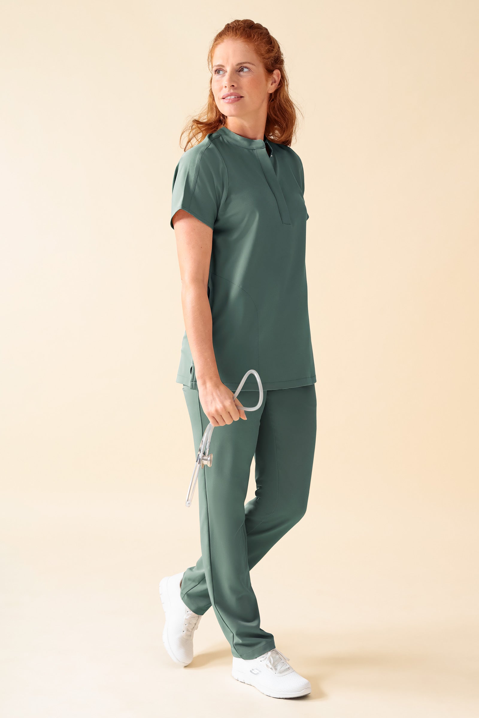 KAERE Hose Damen - gerader Saum ohne Beintaschen dunkelgrün, Vorderansicht Das Model ist 175 cm groß und trägt Größe S