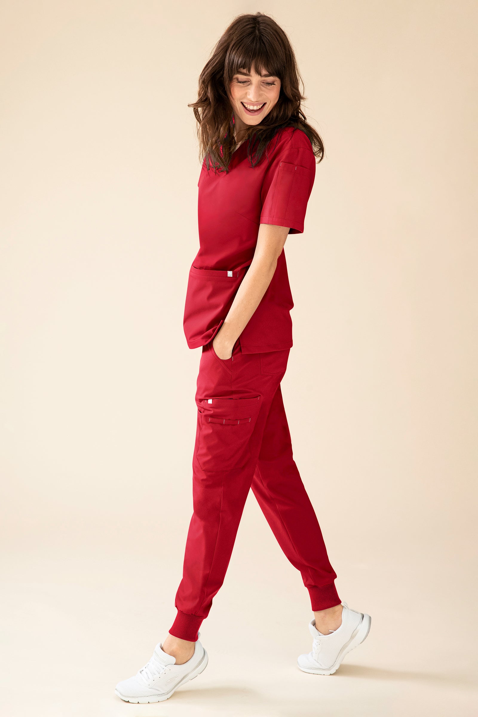 KAERE Schlupfkasack Damen - V-Ausschnitt rot, Vorderansicht Das Model ist 175 cm groß und trägt Größe S