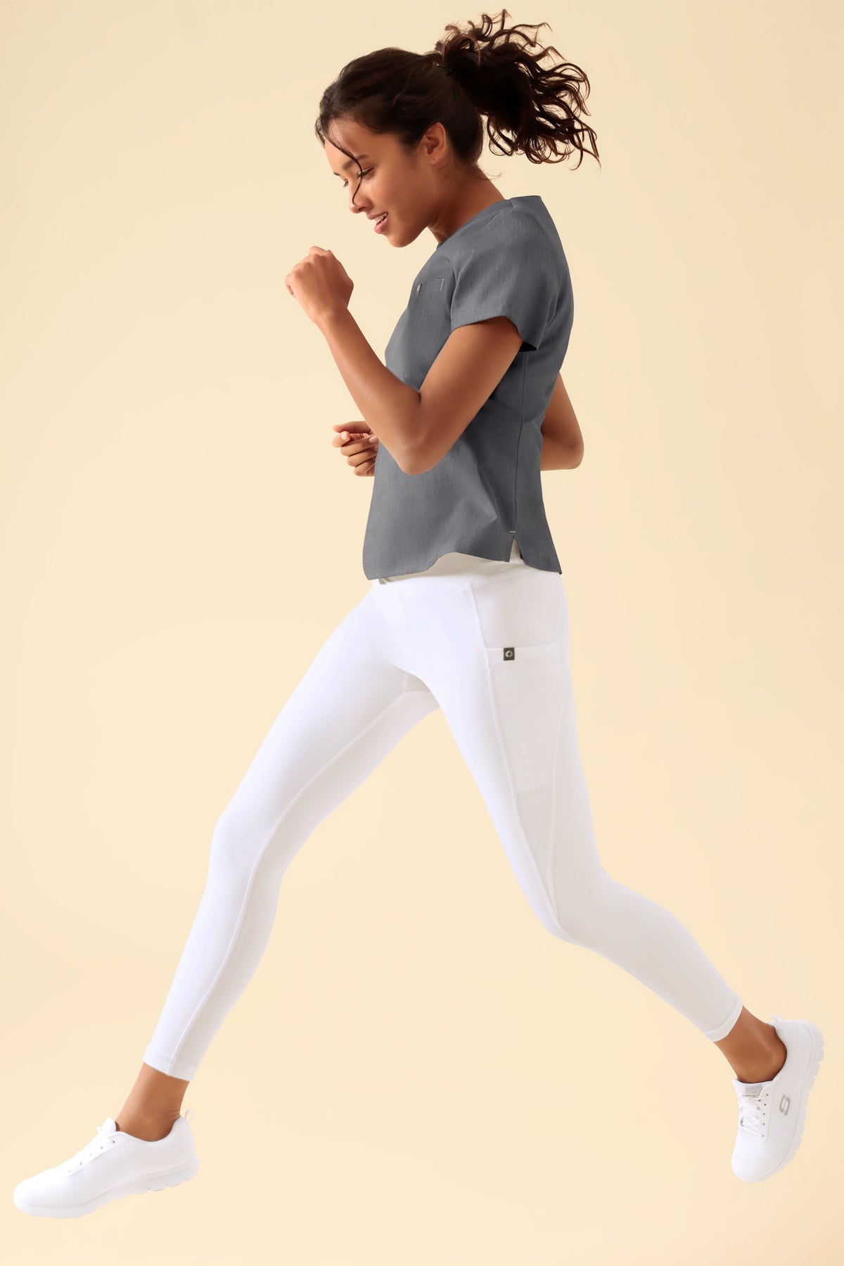 KAERE Leggings Damen - super elastisch weiß, Vorderansicht Das Model ist 176 cm groß und trägt Größe S