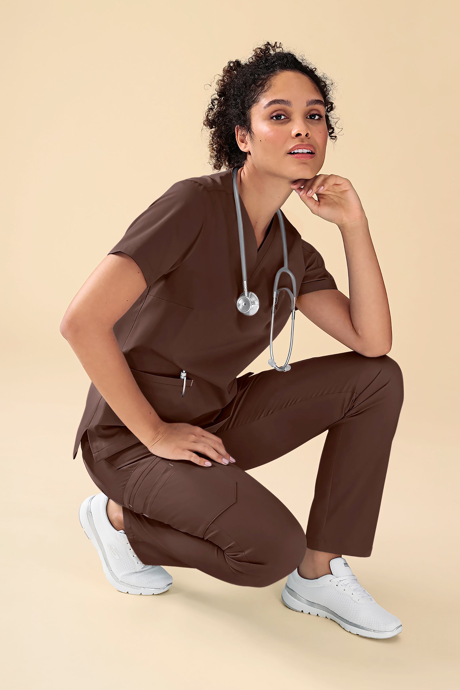 KAERE Schlupfkasack Damen - V-Ausschnitt coffee, Vorderansicht Das Model ist 176 cm groß und trägt Größe S