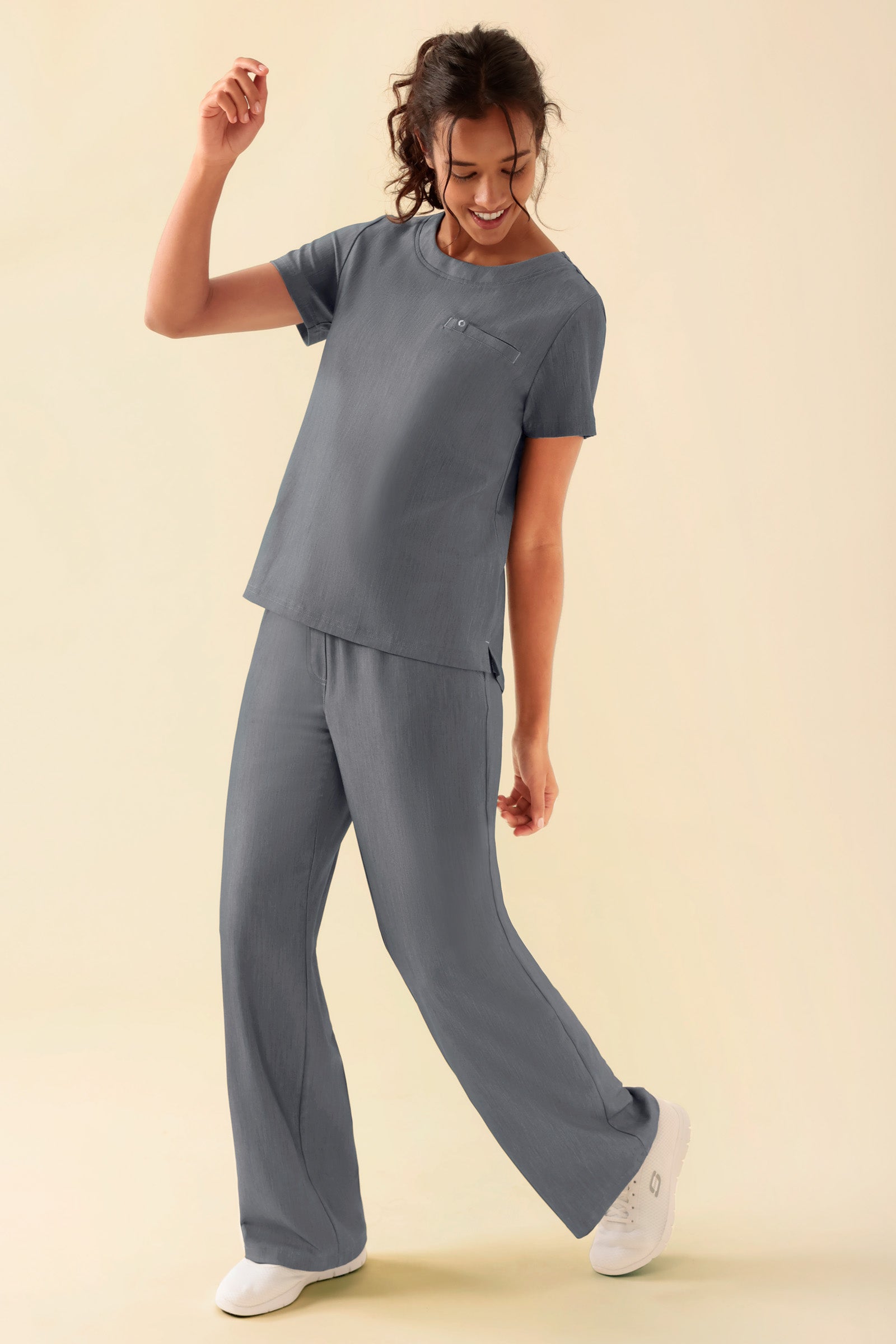 KAERE Shirt Damen - Rundhalsausschnitt grau melange, Vorderansicht Das Model ist 176 cm groß und trägt Größe S