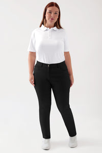 Eine Frau, die ein weißes Polohemd und eine schwarze Hose COMFY FLEX 5-Pocket Hose Damen – schlankes Bein schwarz mit Komfort-Stretch trägt.