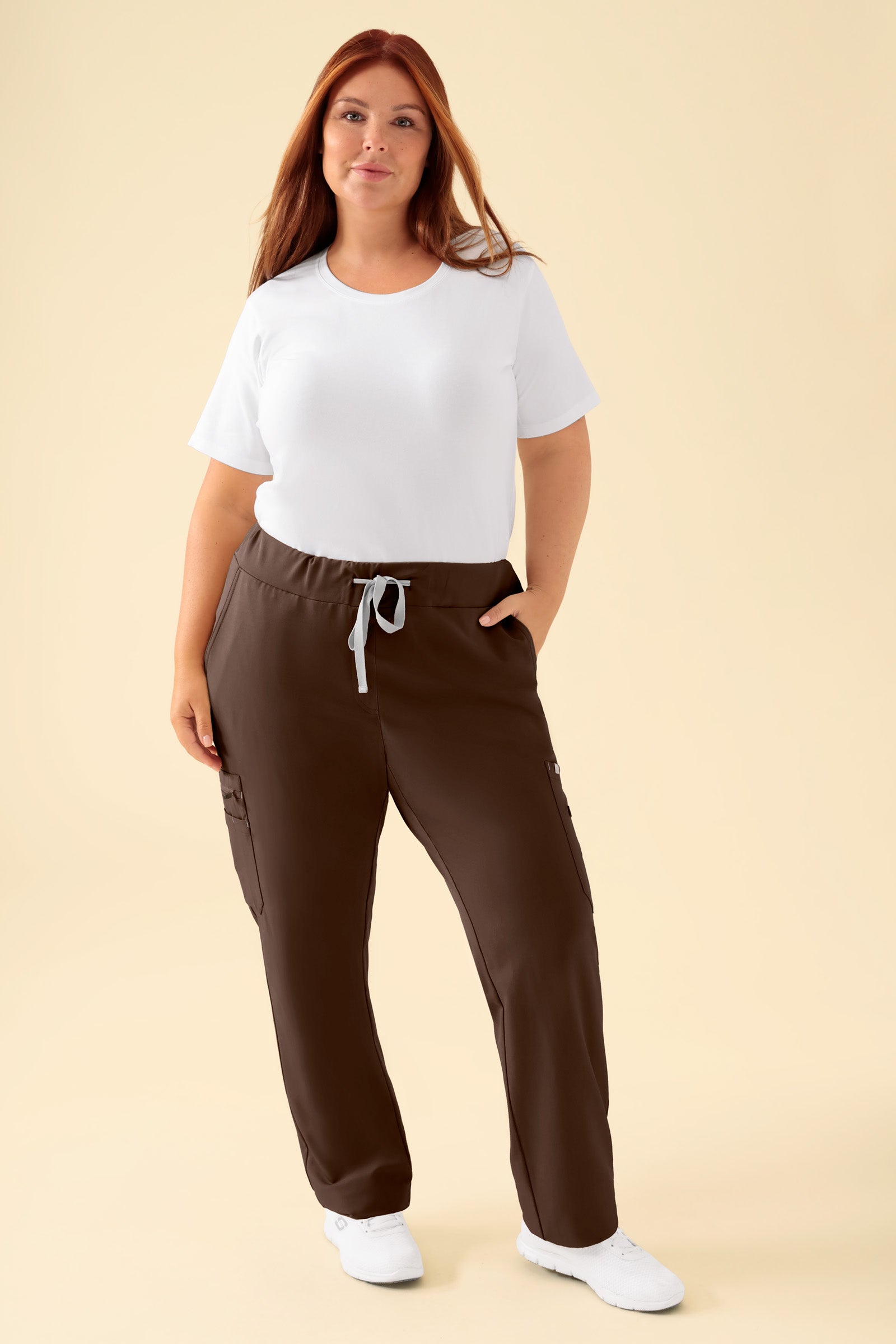 KAERE Hose Damen - gerader Saum mit Beintaschen coffee, Vorderansicht Das Model ist 173 cm groß und trägt Größe XL