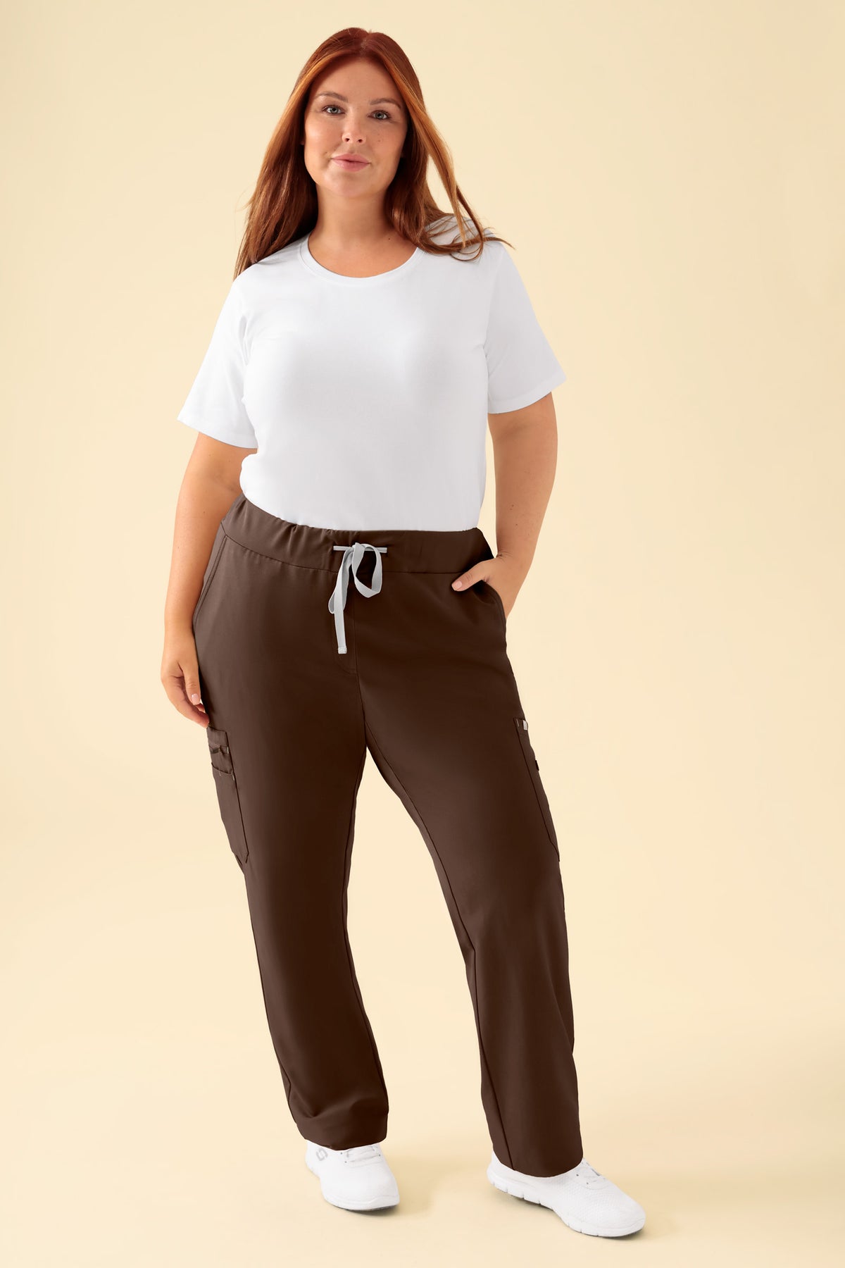 KAERE Hose Damen - gerader Saum mit Beintaschen coffee, Vorderansicht Das Model ist 173 cm groß und trägt Größe XL