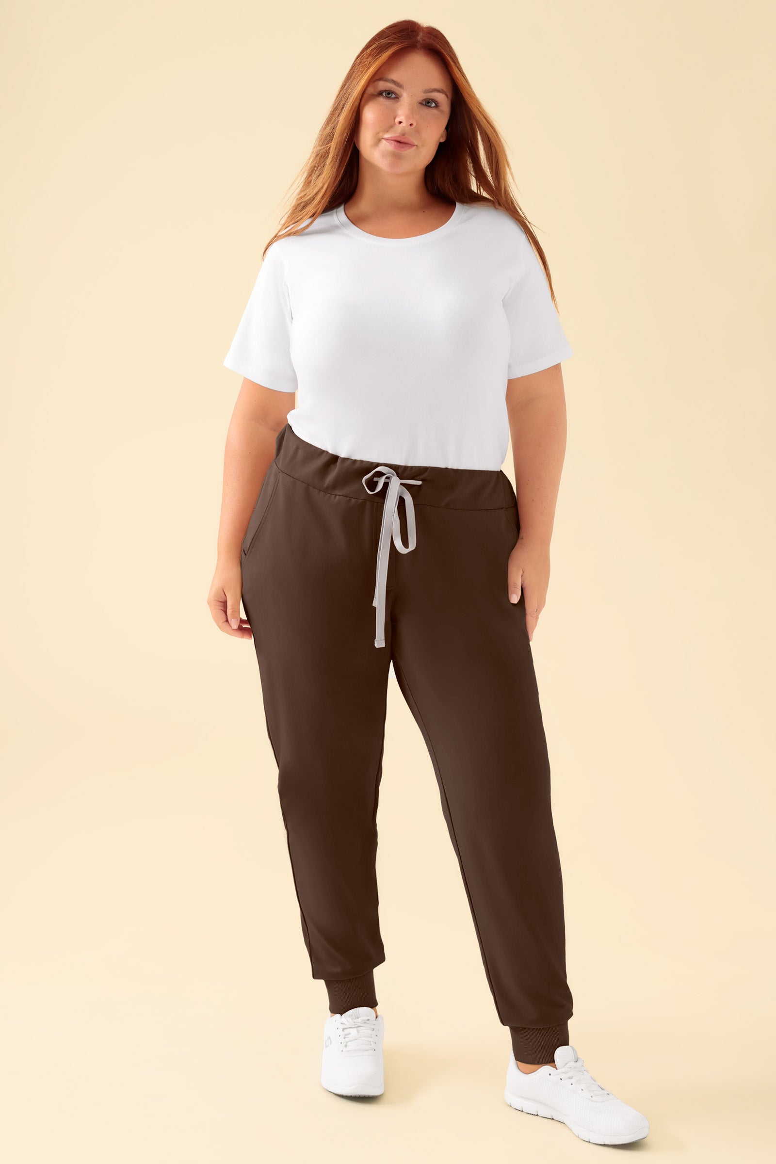 KAERE Hose Damen - Saumbündchen ohne Beintaschen coffee, Vorderansicht Das Model ist 173 cm groß und trägt Größe XL