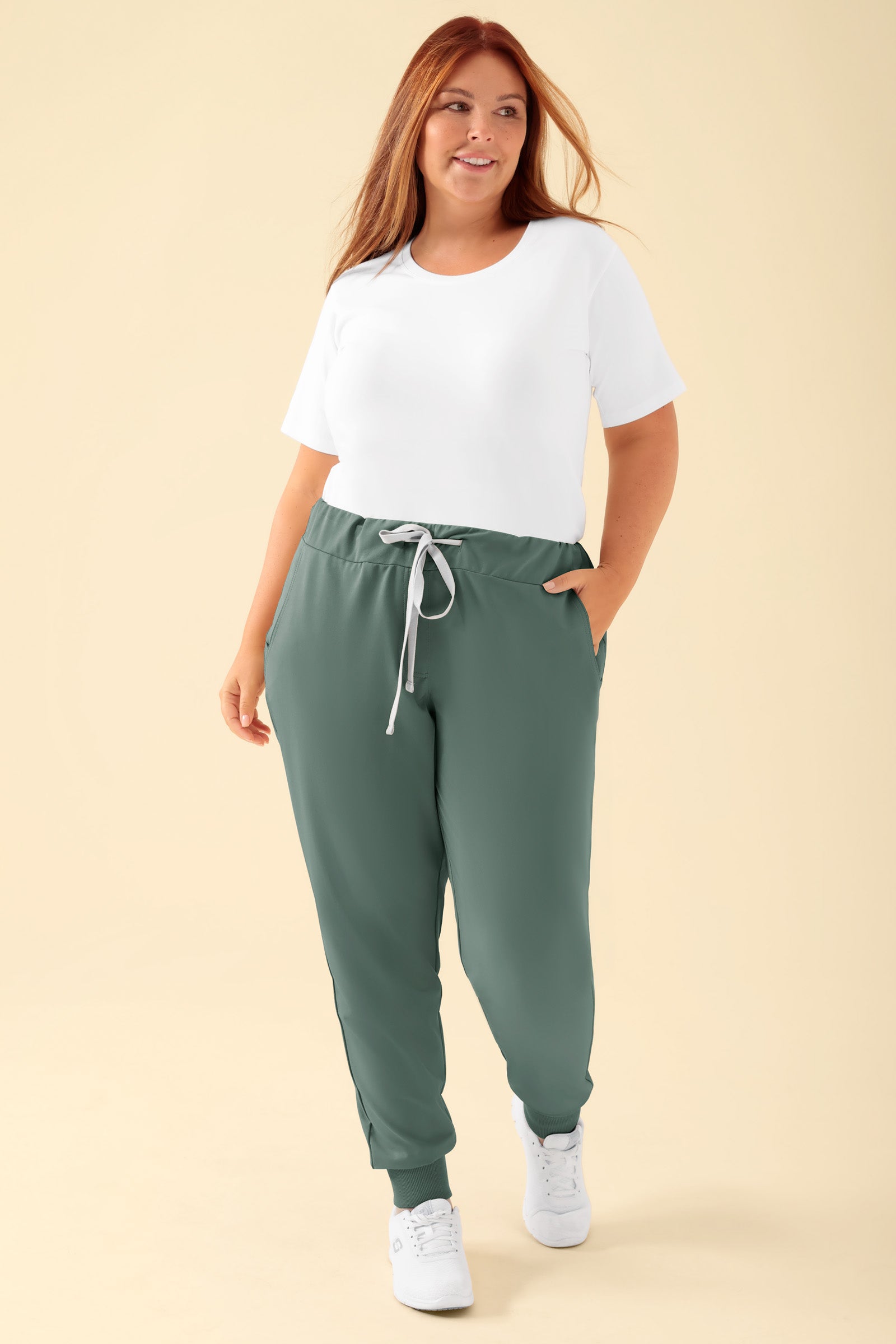 KAERE Hose Damen - Saumbündchen ohne Beintaschen dunkelgrün, Vorderansicht Das Model ist 173 cm groß und trägt Größe XL