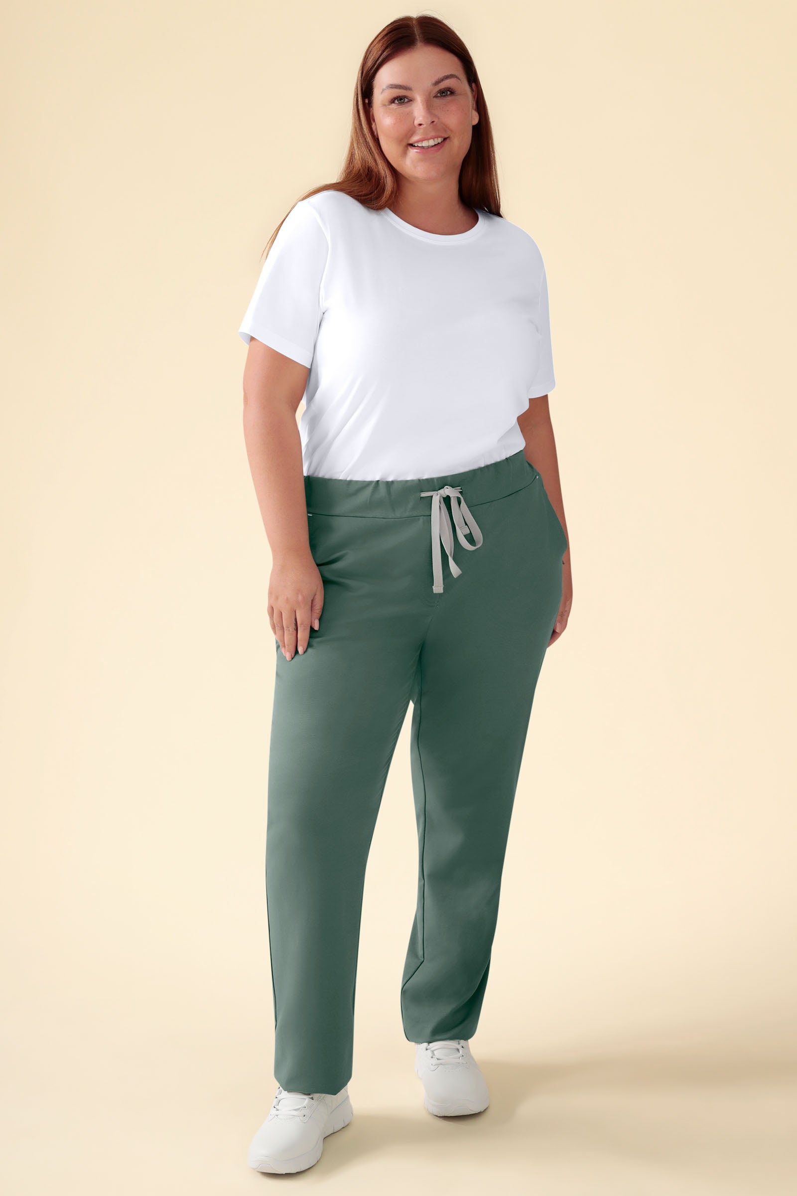 KAERE Hose Damen - gerader Saum ohne Beintaschen dunkelgrün, Vorderansicht Das Model ist 173 cm groß und trägt Größe XL