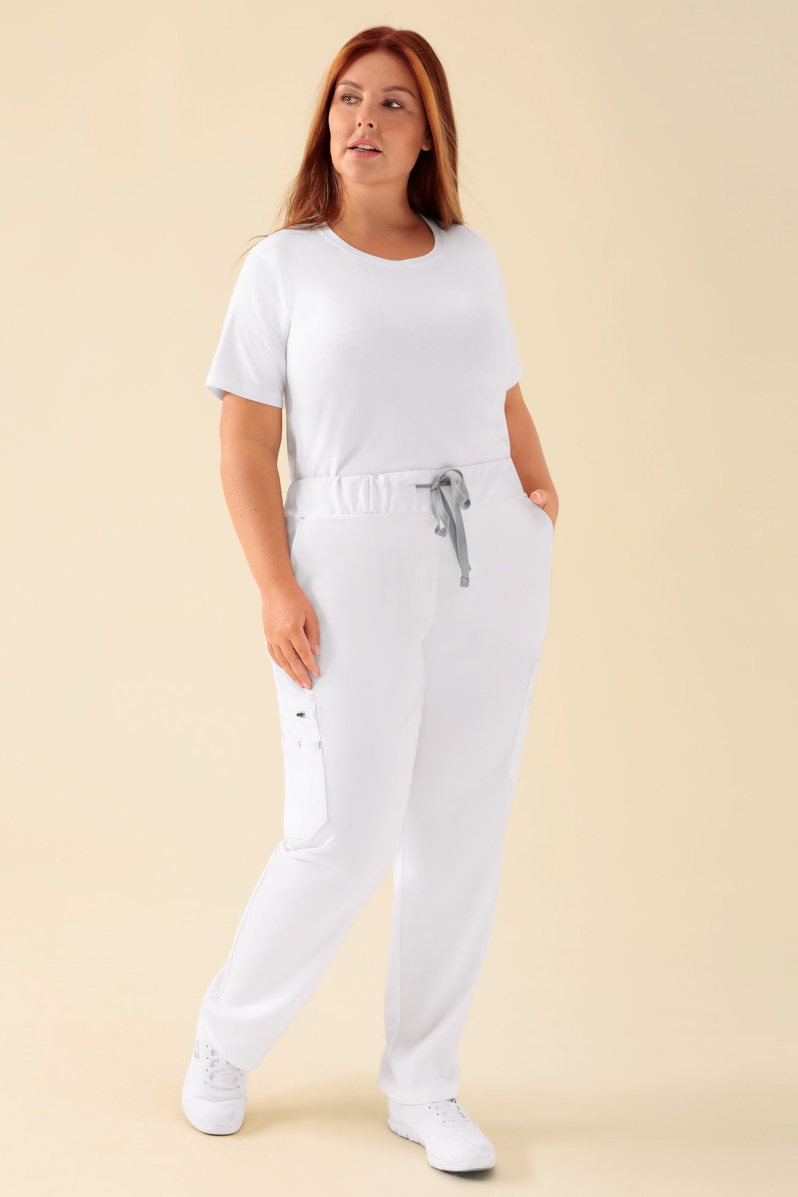 KAERE Hose Damen - gerader Saum mit Beintaschen weiß, Vorderansicht Das Model ist 173 cm groß und trägt Größe XL