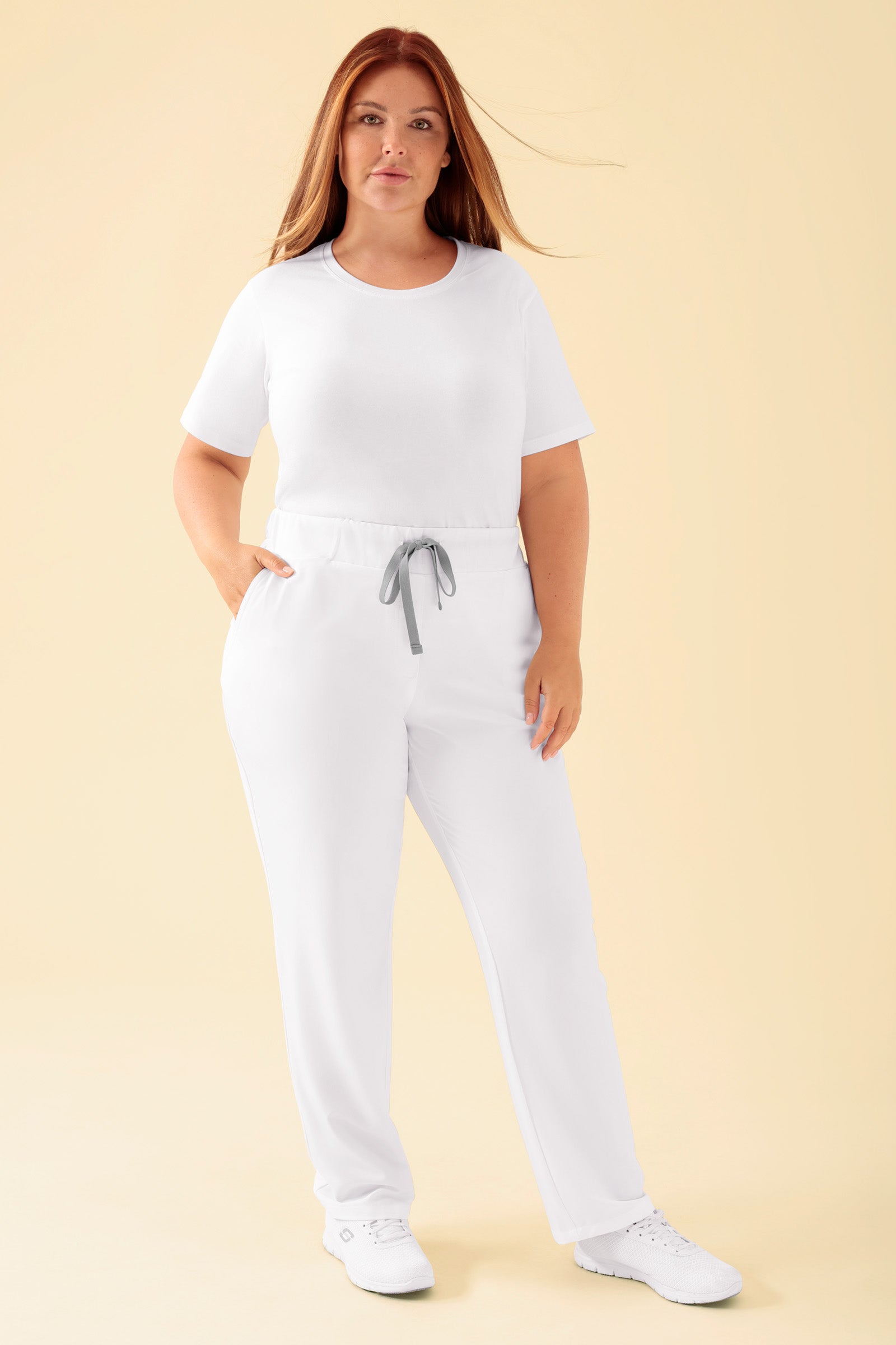 KAERE Hose Damen - gerader Saum ohne Beintaschen weiß, Vorderansicht Das Model ist 173 cm groß und trägt Größe XL