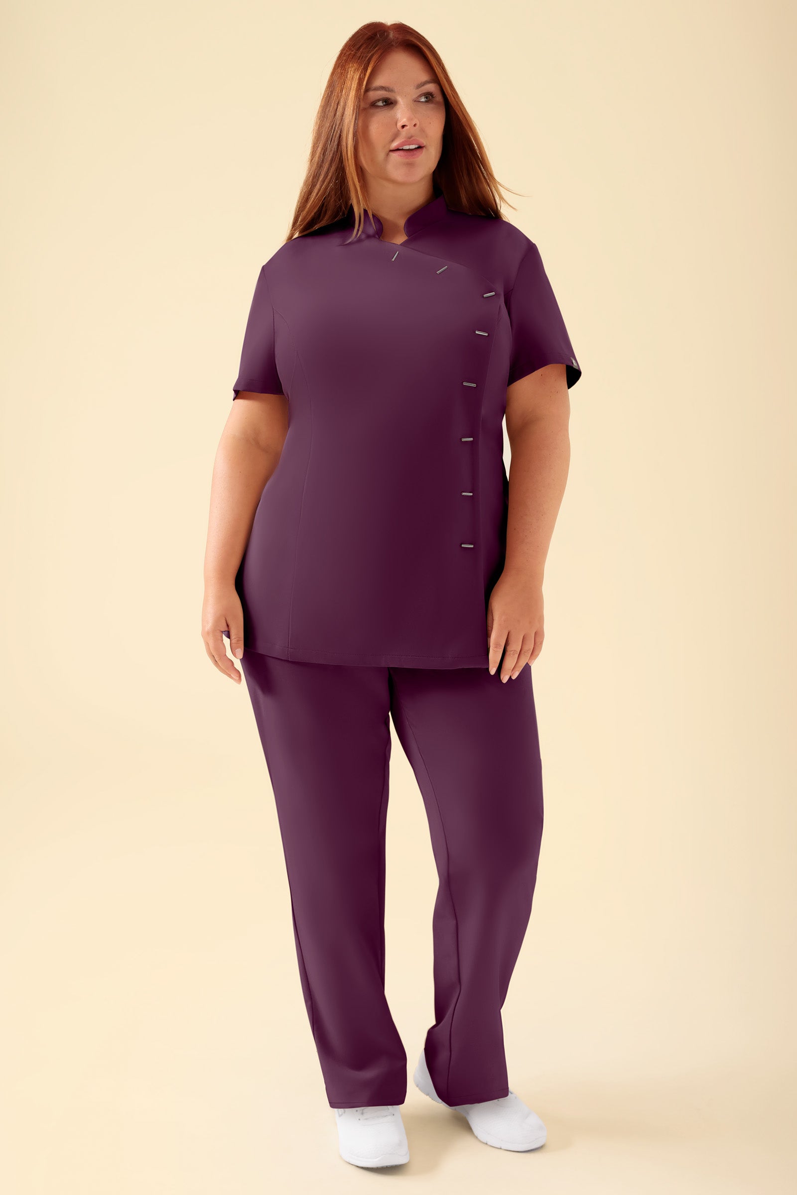KAERE Kasack Damen - asymmetrische Knopfleiste pflaume, Vorderansicht Das Model ist 173 cm groß und trägt Größe XL