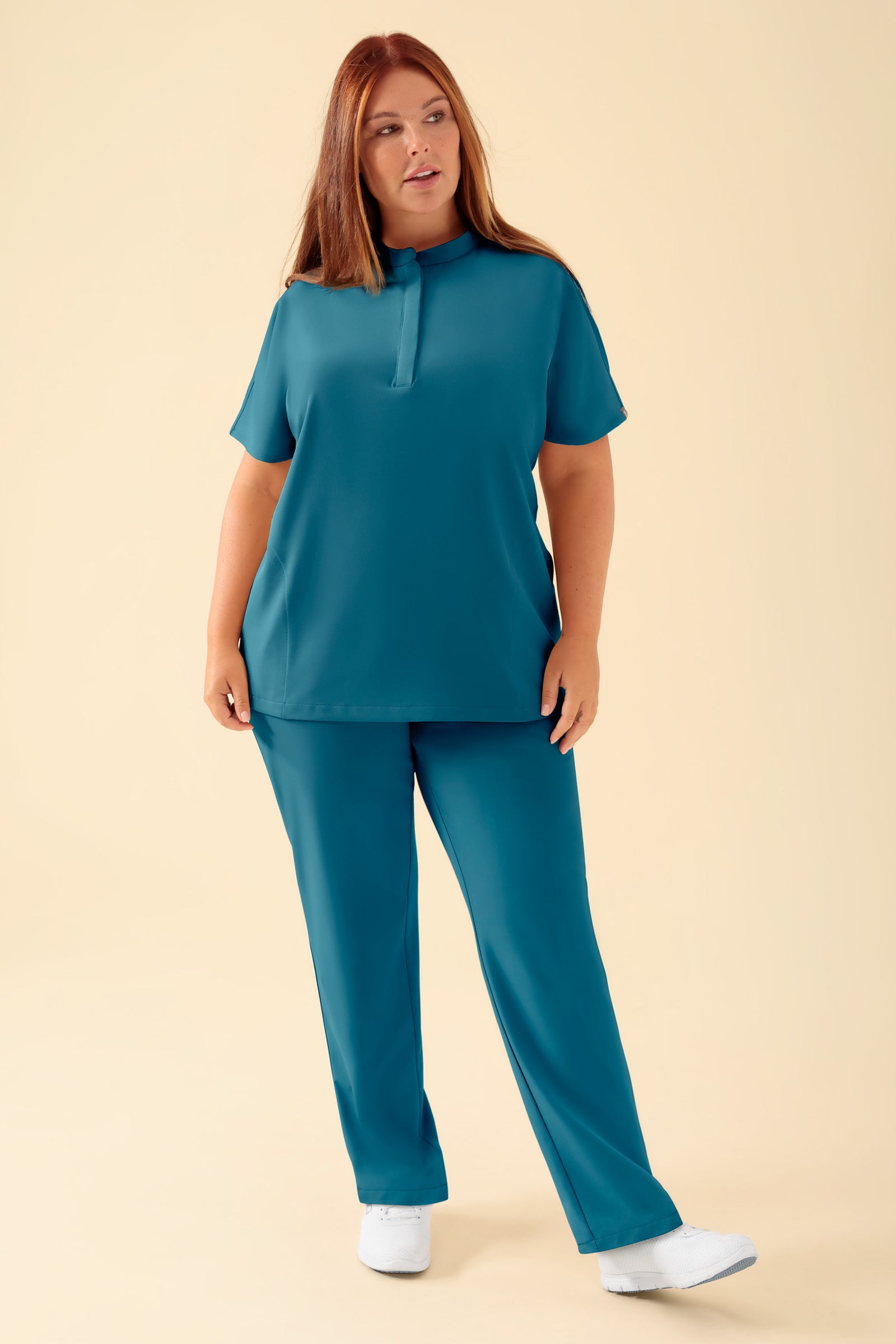KAERE Schlupfkasack Damen - Stehkragen petrol, Vorderansicht Das Model ist 173 cm groß und trägt Größe XL