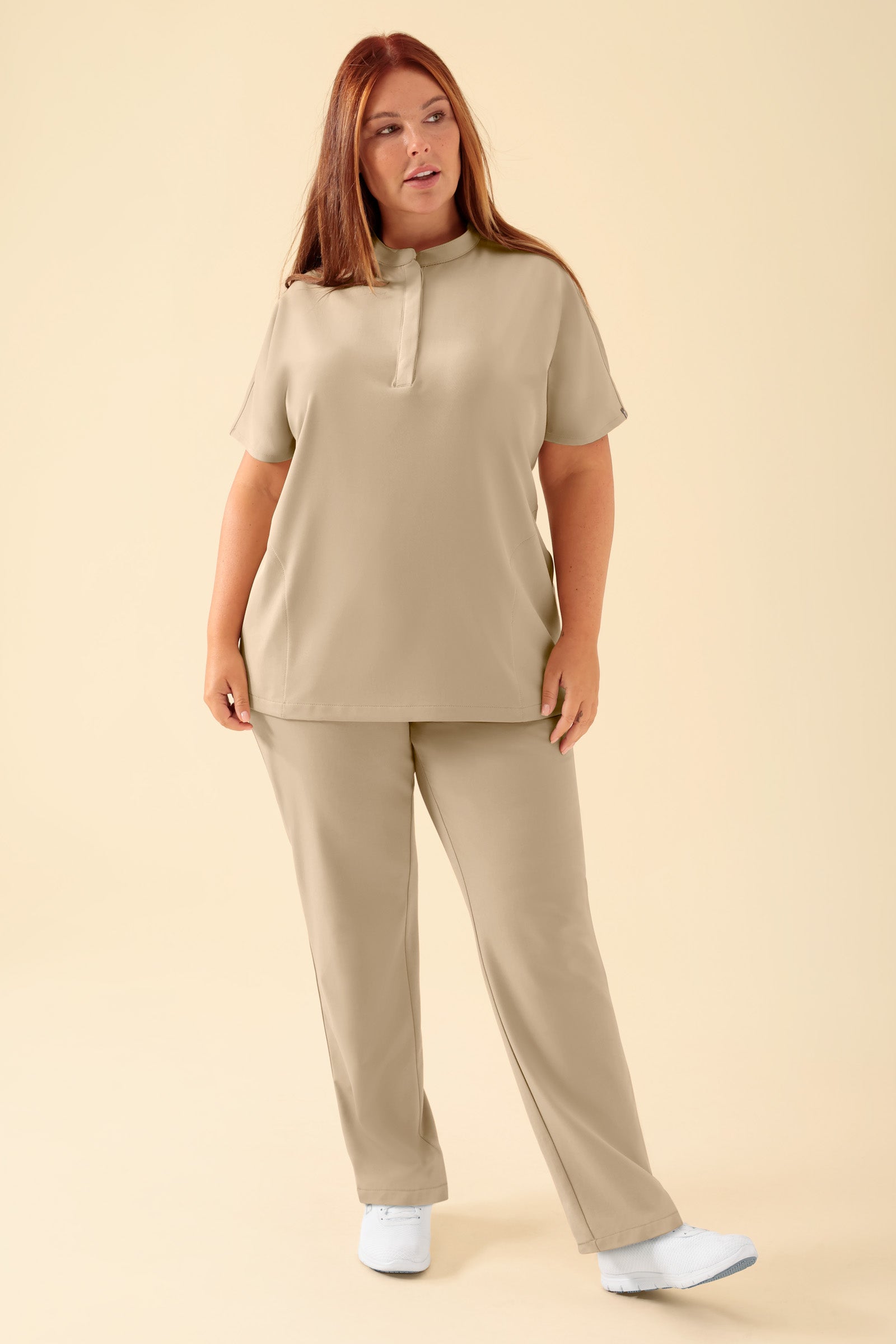 KAERE Schlupfkasack Damen - Stehkragen sand, Vorderansicht Das Model ist 173 cm groß und trägt Größe XL