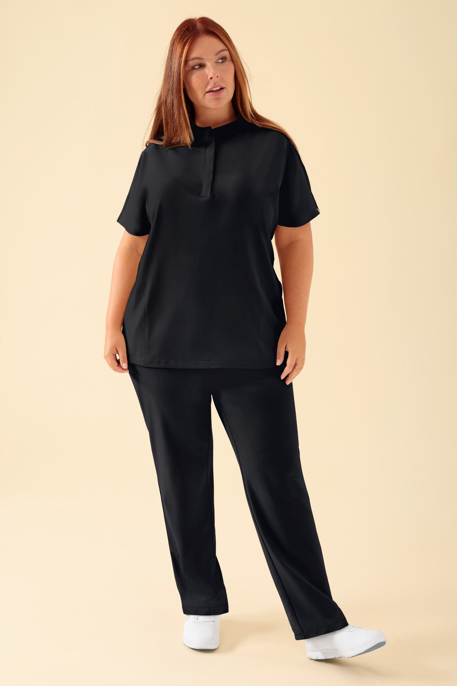KAERE Schlupfkasack Damen - Stehkragen schwarz, Vorderansicht Das Model ist 173 cm groß und trägt Größe XL
