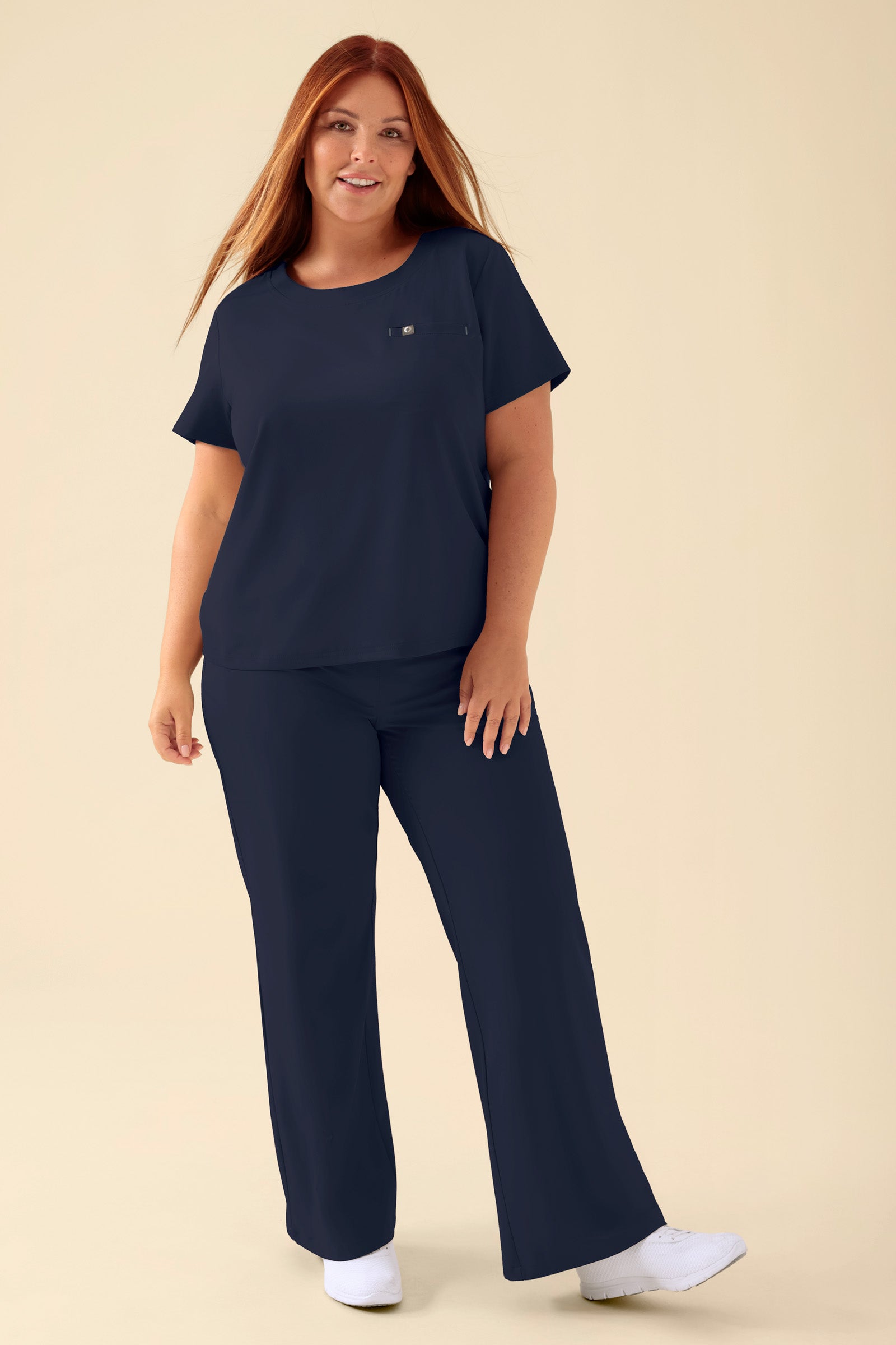 KAERE Shirt Damen - Rundhalsausschnitt navy, Vorderansicht Das Model ist 173 cm groß und trägt Größe XL