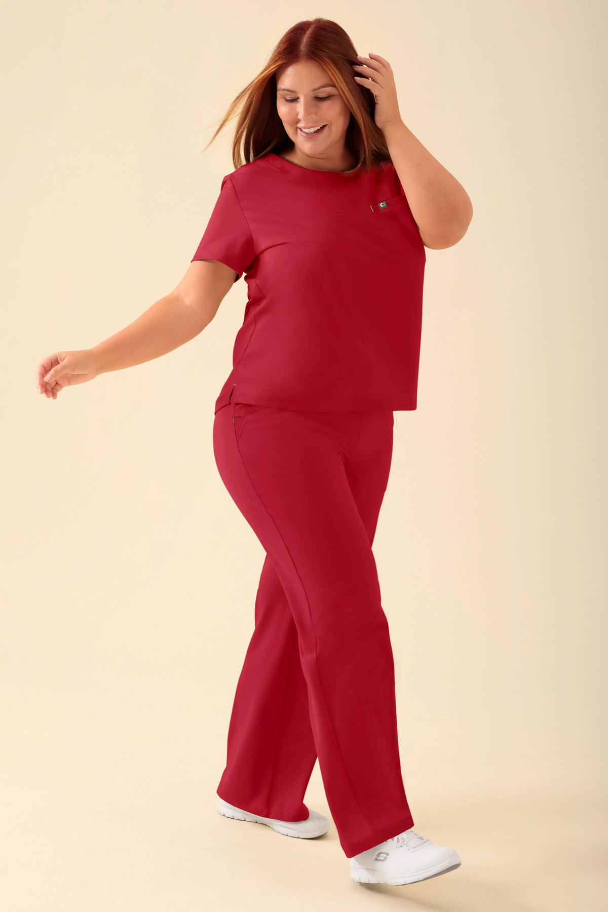 KAERE Shirt Damen - Rundhalsausschnitt rot, Vorderansicht Das Model ist 173 cm groß und trägt Größe XL