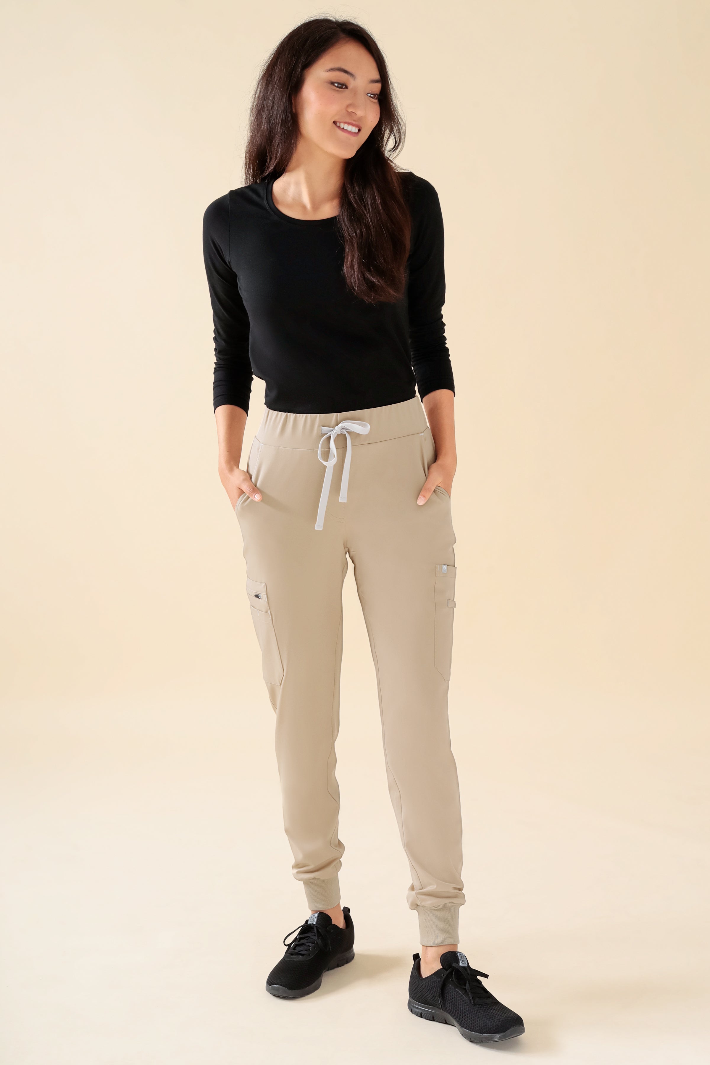 KAERE Hose Damen - Saumbündchen mit Beintaschen sand, Vorderansicht Das Model ist 175 cm groß und trägt Größe S
