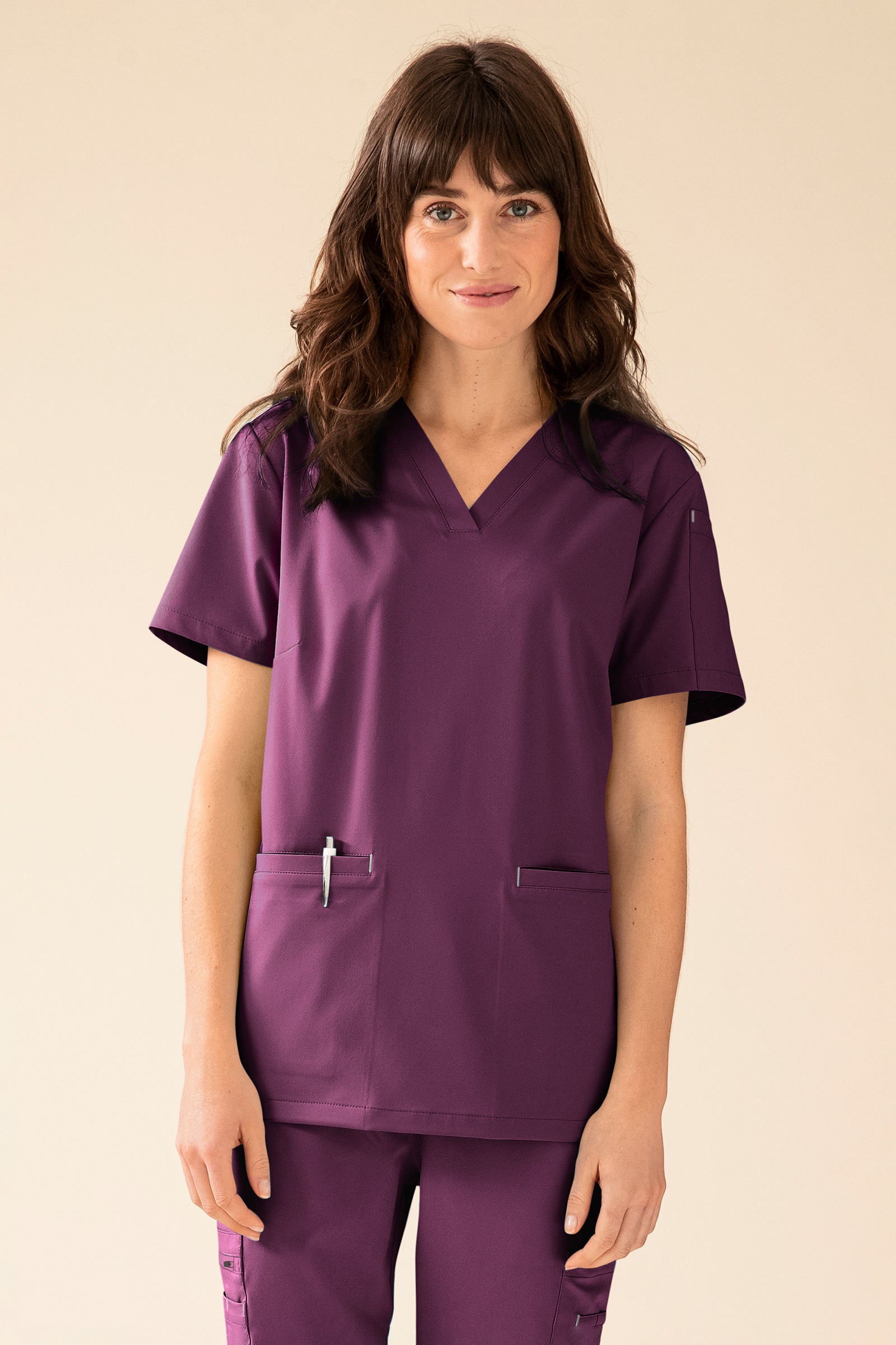 KAERE Schlupfkasack Damen - V-Ausschnitt pflaume, Vorderansicht Das Model ist 175 cm groß und trägt Größe S