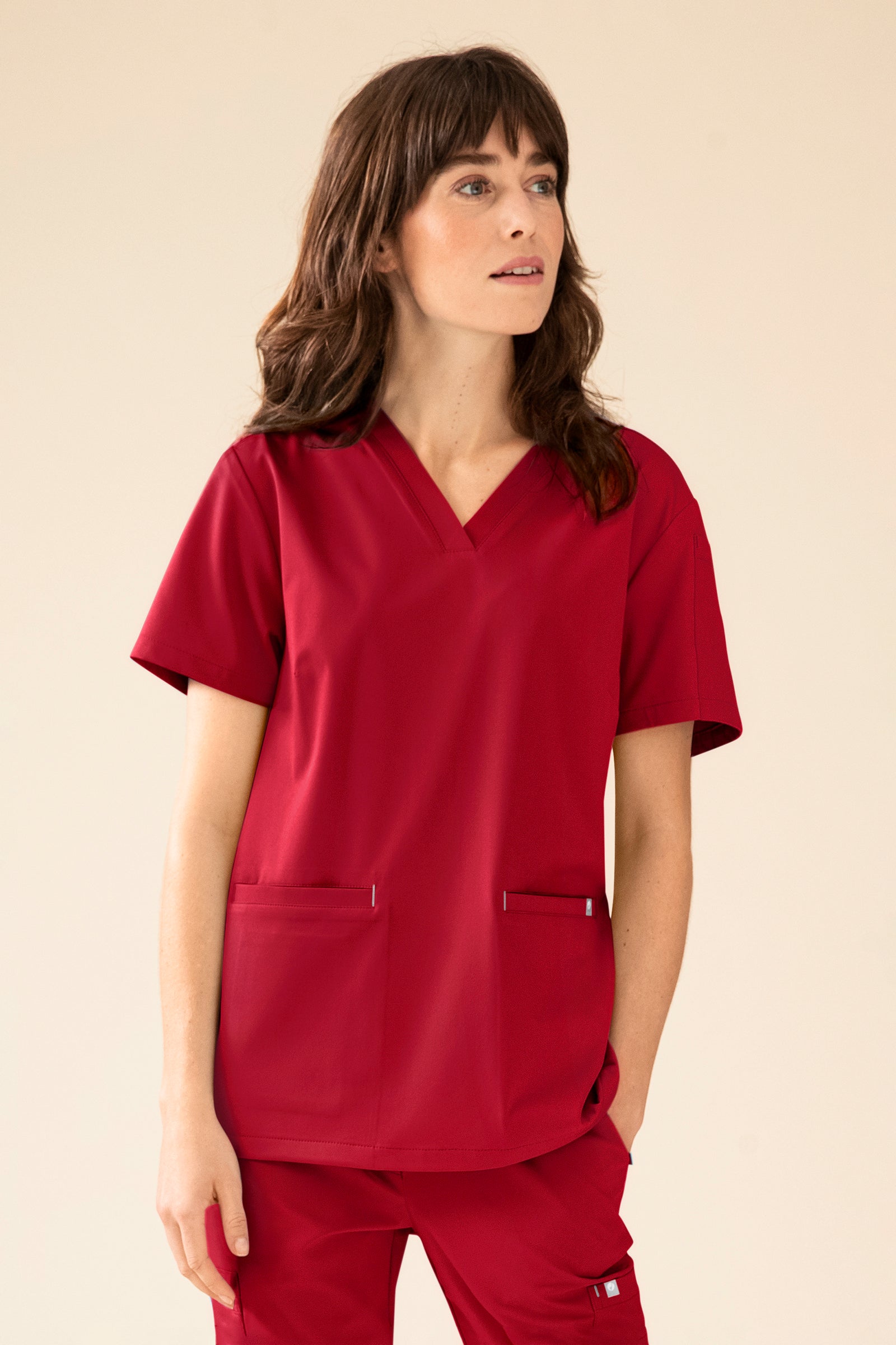 KAERE Schlupfkasack Damen - V-Ausschnitt rot, Vorderansicht Das Model ist 175 cm groß und trägt Größe S