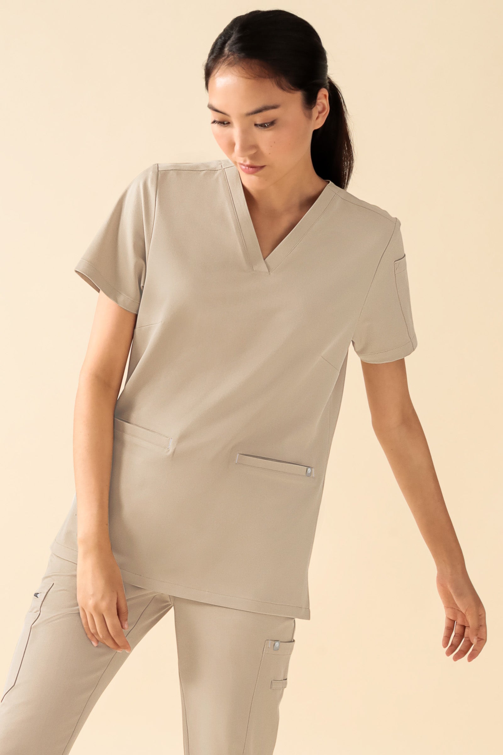 KAERE Schlupfkasack Damen - V-Ausschnitt sand, Vorderansicht Das Model ist 175 cm groß und trägt Größe S