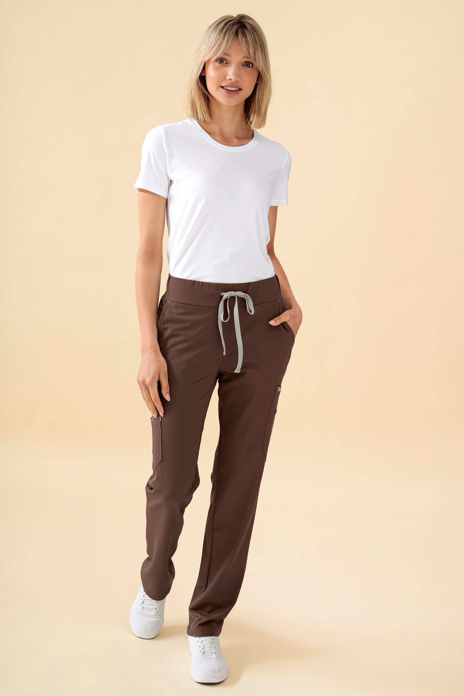 KAERE Hose Damen - gerader Saum mit Beintaschen coffee, Vorderansicht Das Model ist 176 cm groß und trägt Größe S