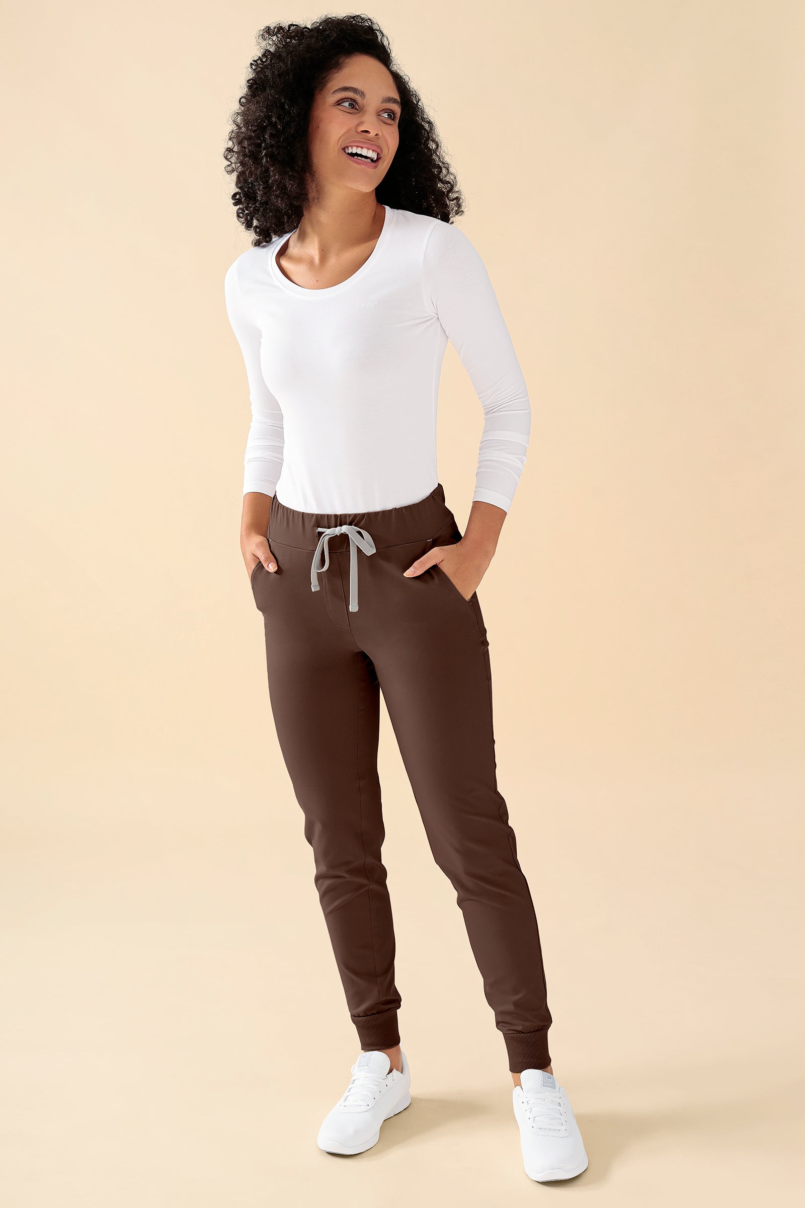 KAERE Hose Damen - Saumbündchen ohne Beintaschen coffee, Vorderansicht Das Model ist 176 cm groß und trägt Größe S
