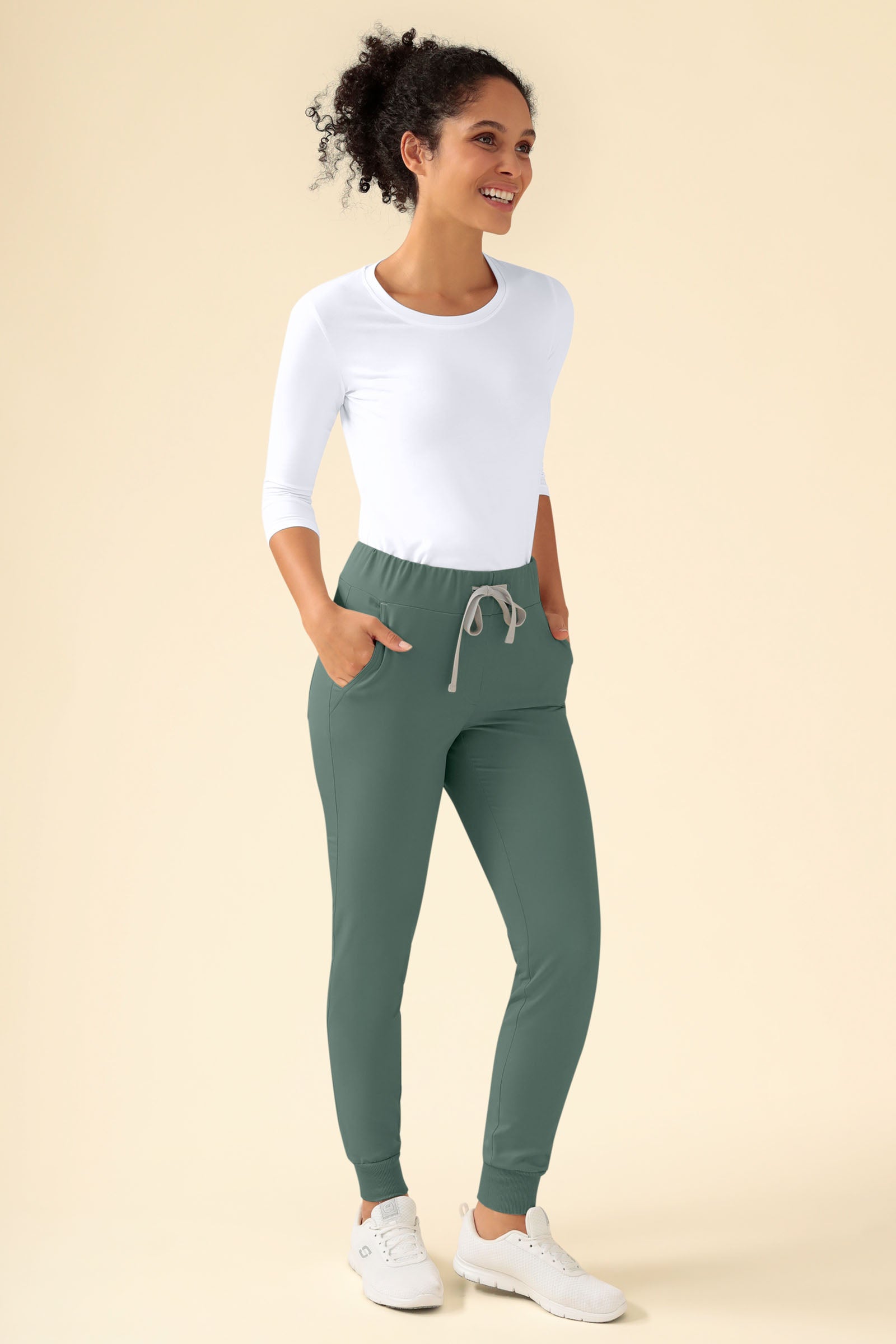 KAERE Hose Damen - Saumbündchen ohne Beintaschen dunkelgrün, Vorderansicht Das Model ist 176 cm groß und trägt Größe S