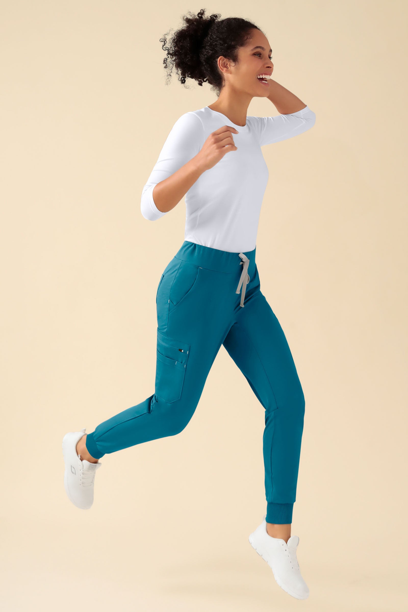 KAERE Hose Damen - Saumbündchen mit Beintaschen petrol, Vorderansicht Das Model ist 176 cm groß und trägt Größe S